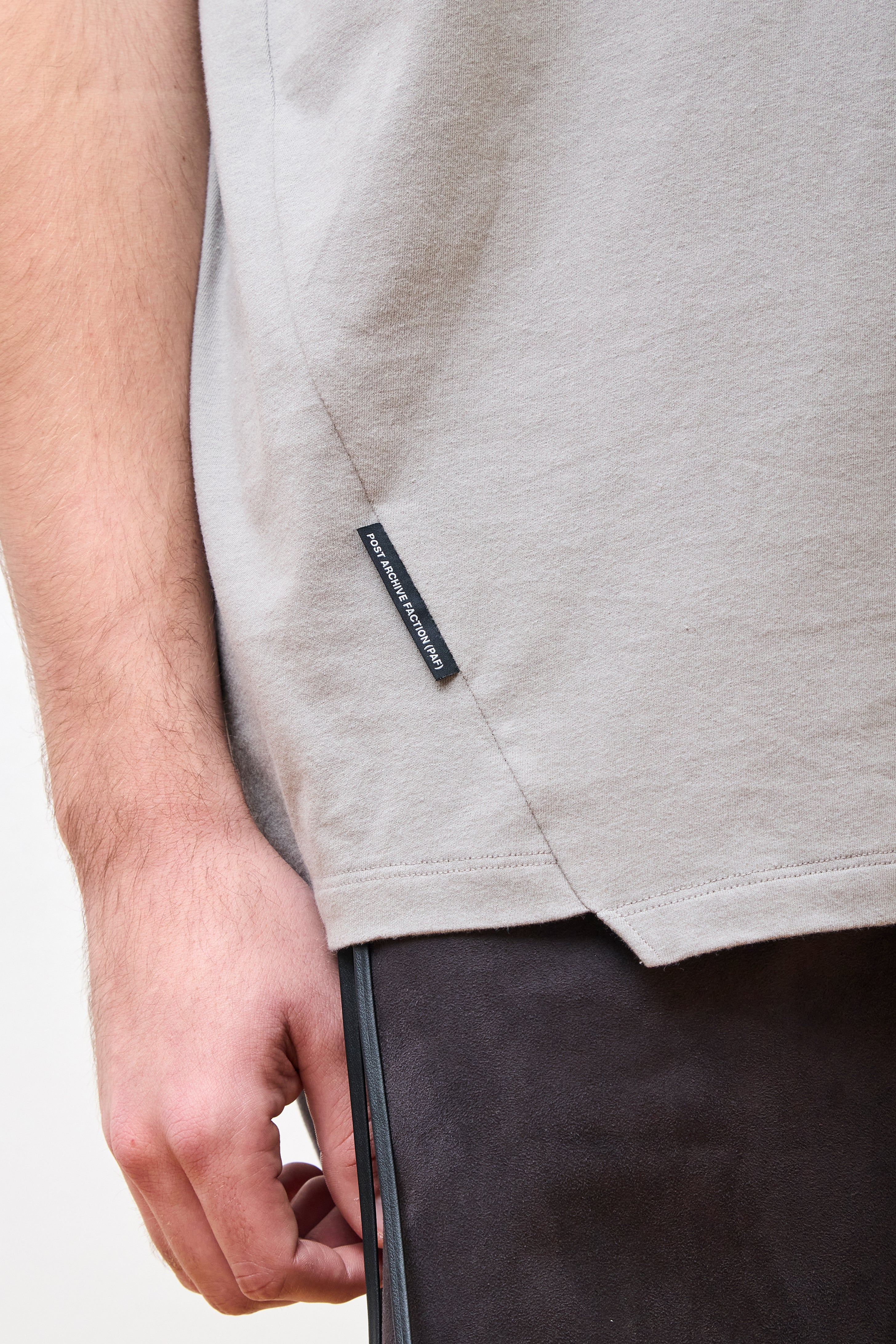 8.0 Tee Center Warm Grey