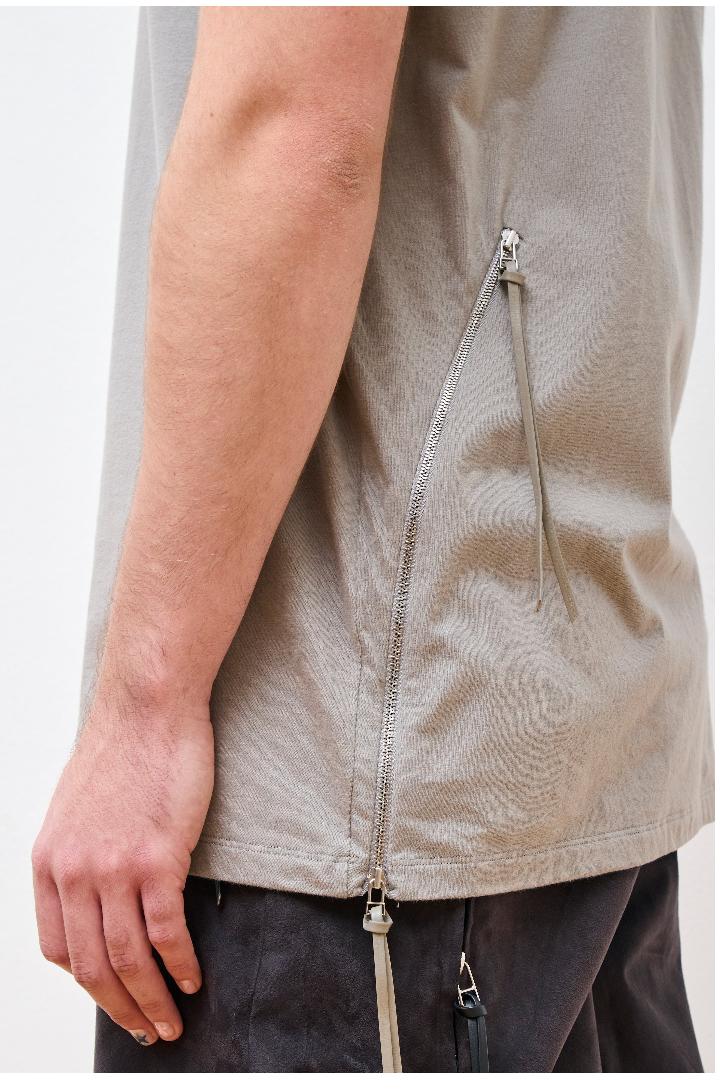 8.0 Tee Center Warm Grey