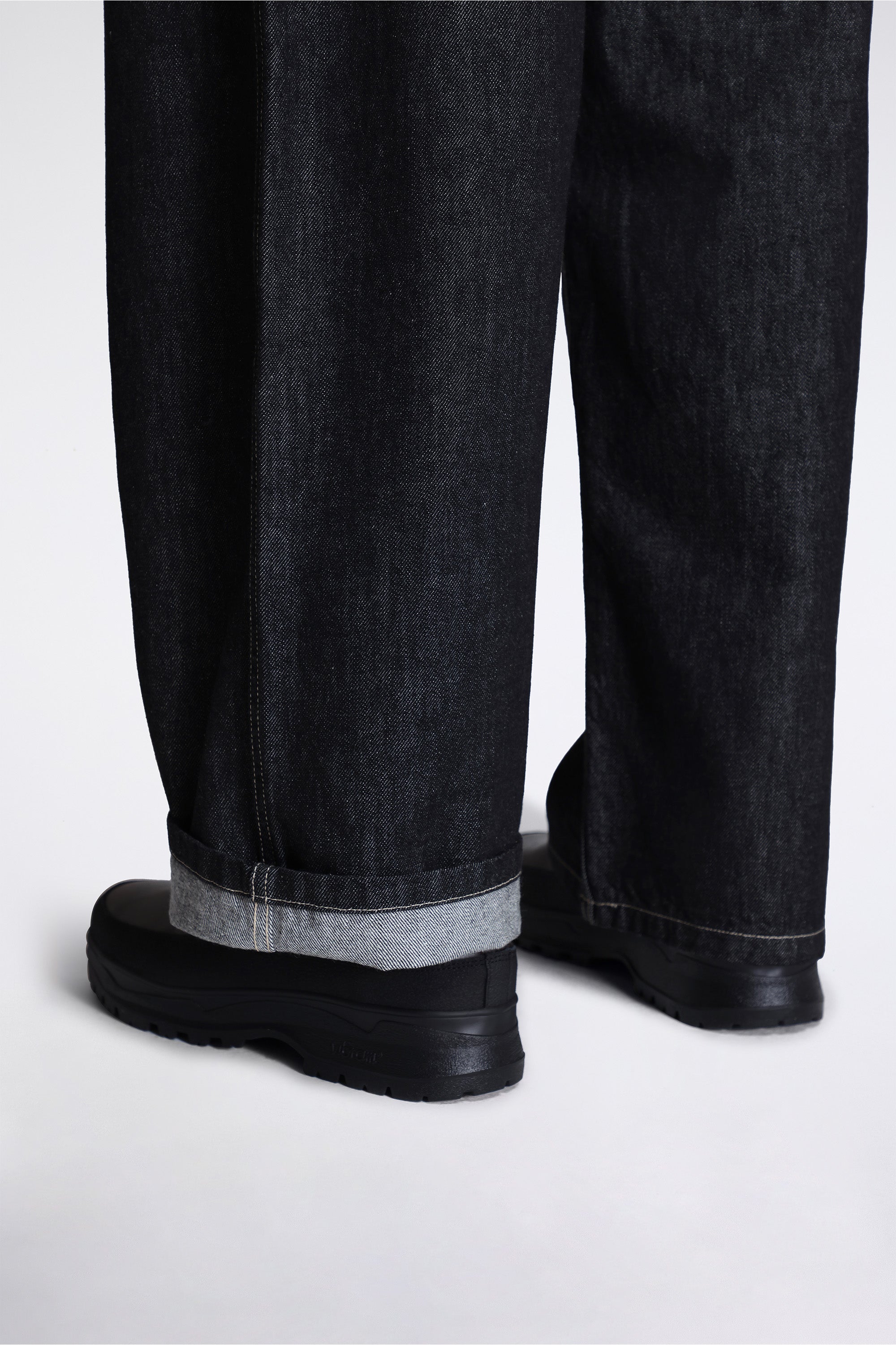 Minard Curved Leg Jean Black / White Weft