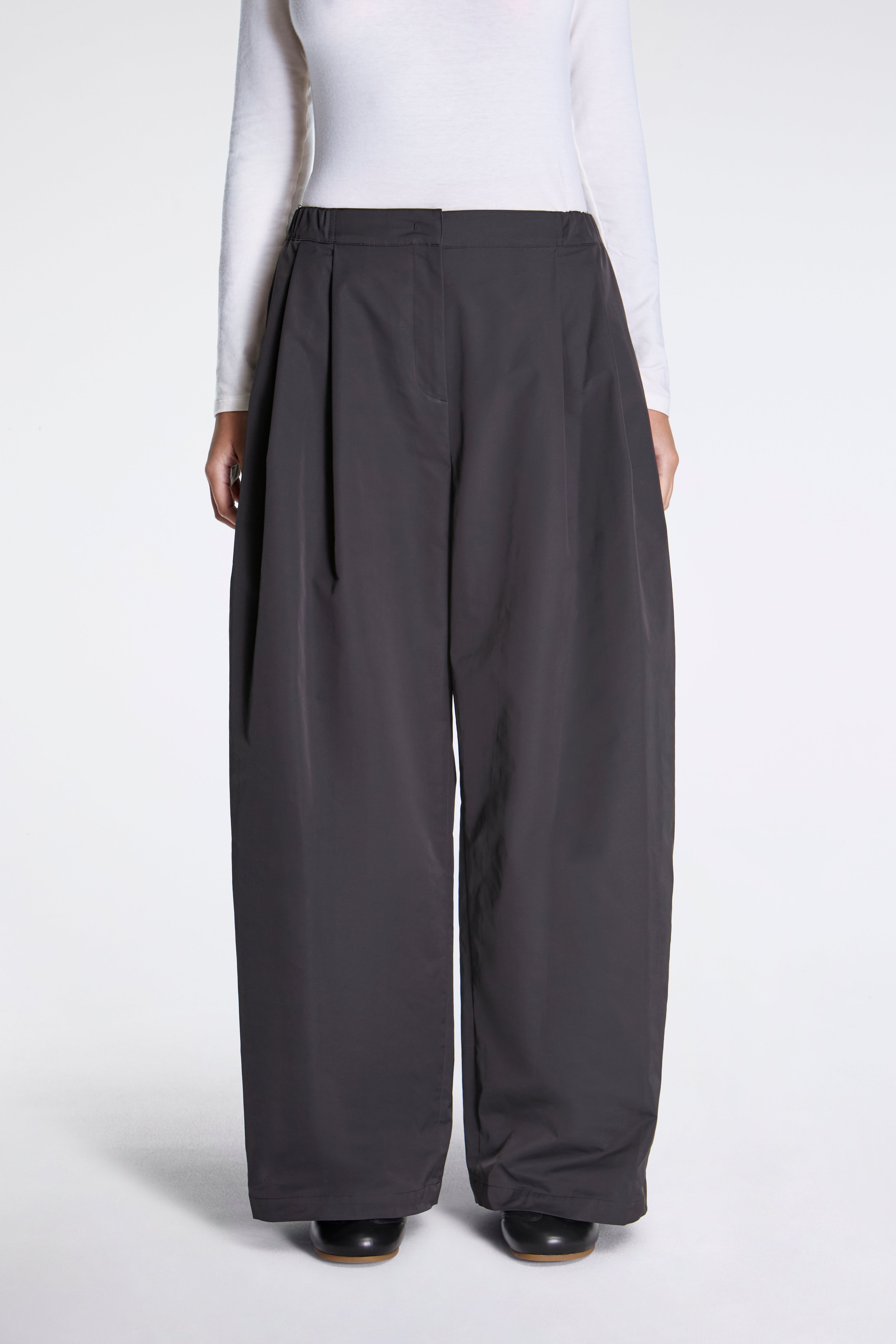 Two Tuck Balloon Pants Charcoal