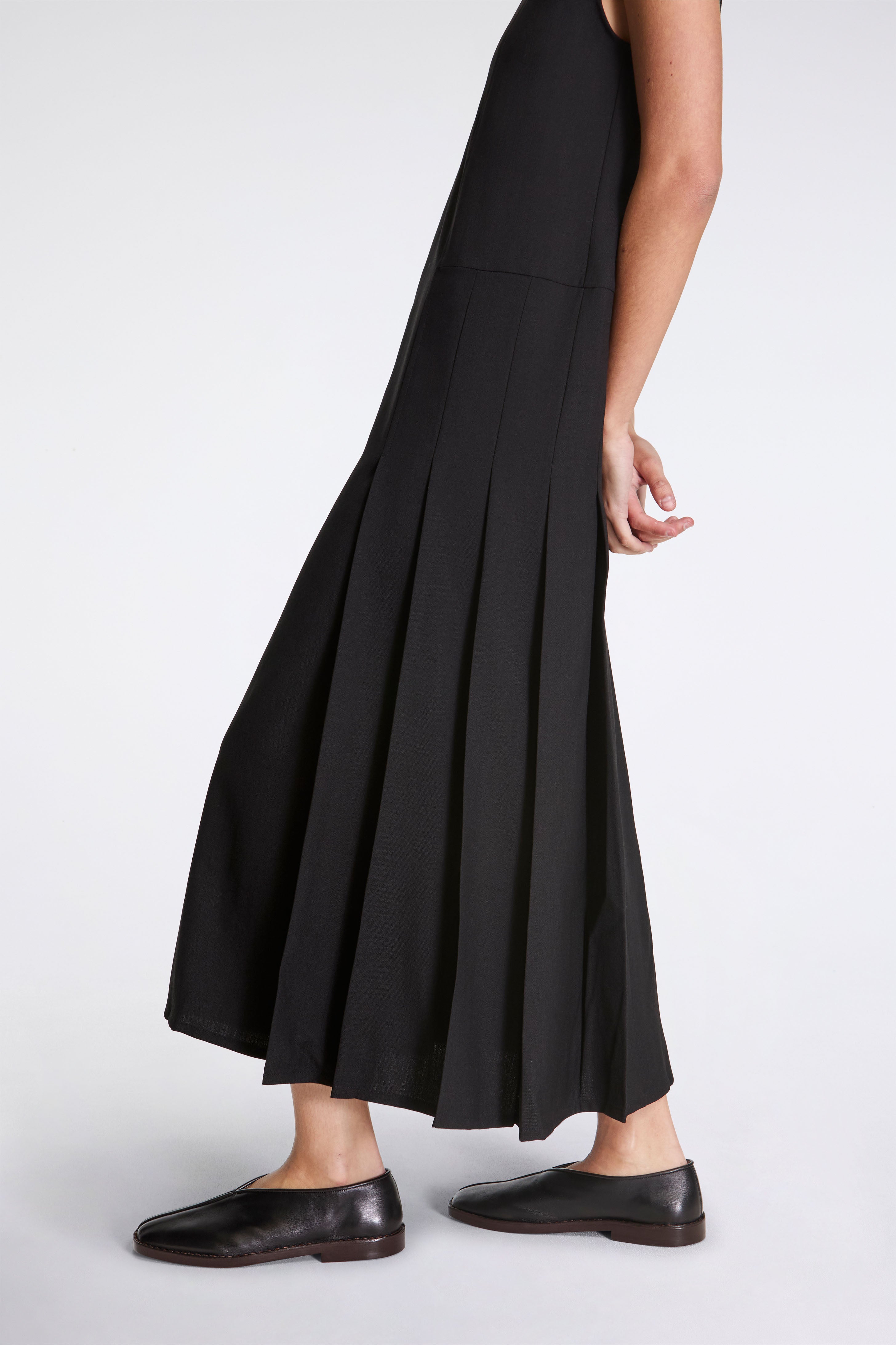 Carat Sleeveless Pleated Dress Black