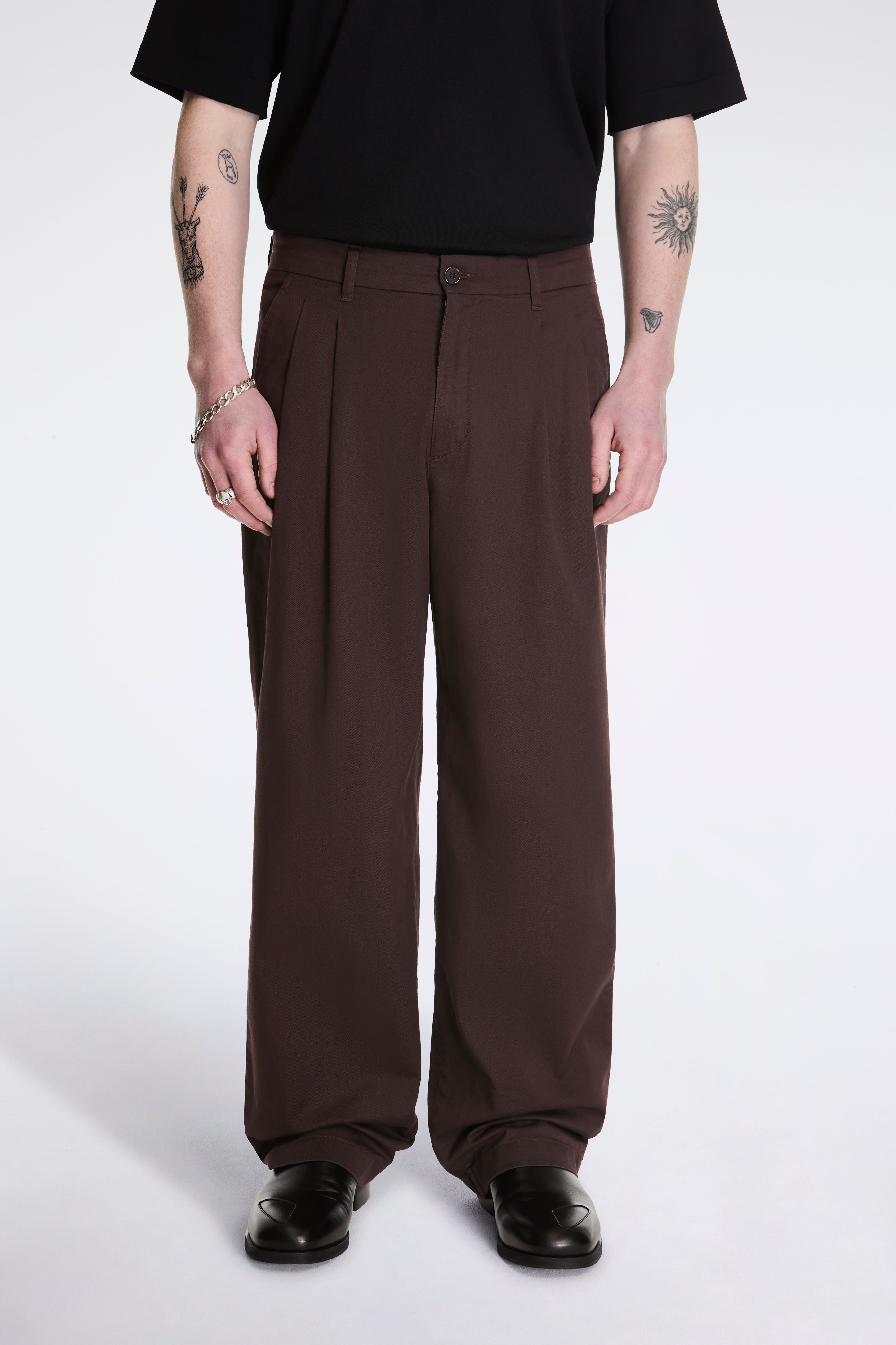Benn Relaxed Twill Pleated Trouser Seal Brown