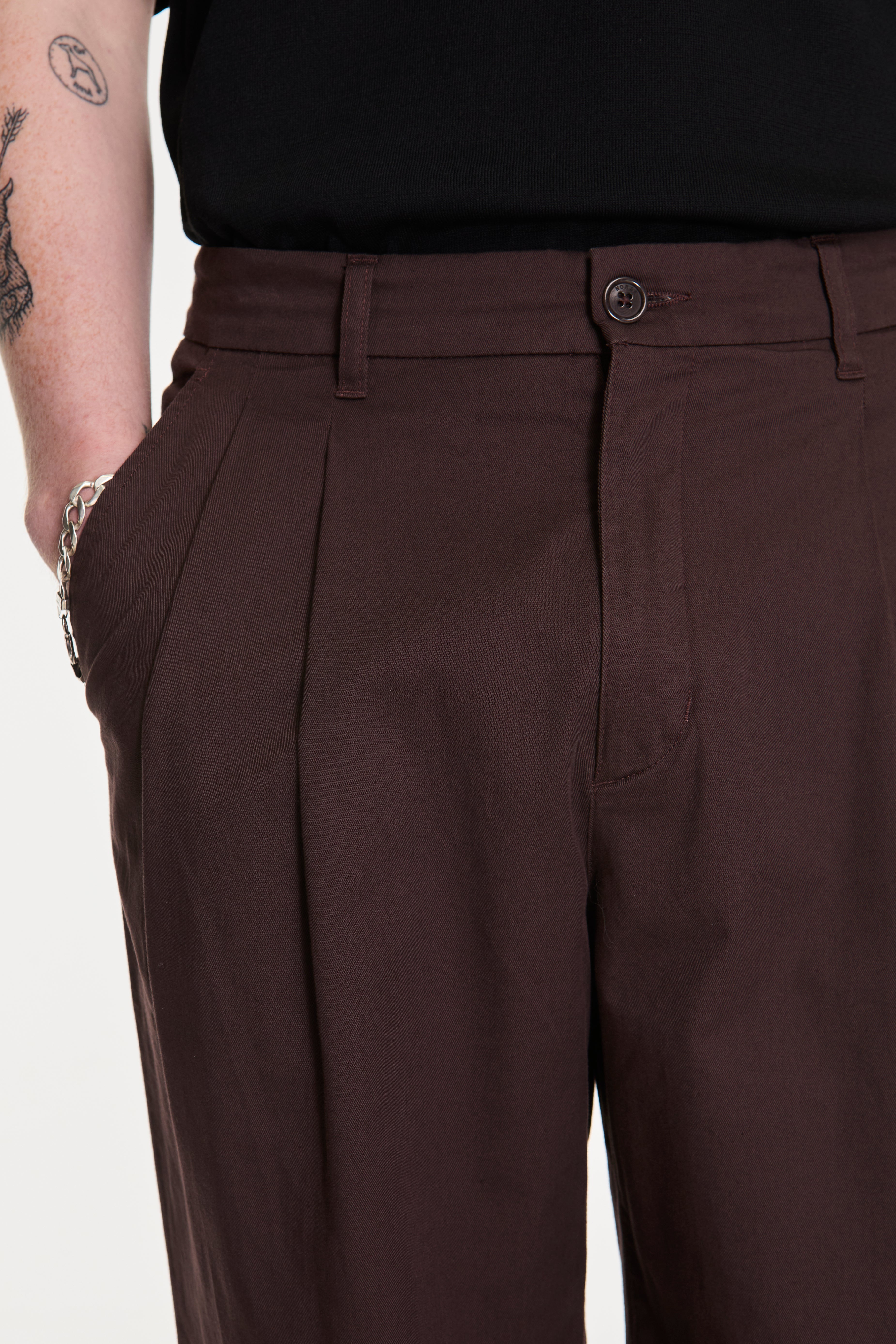 Benn Relaxed Twill Pleated Trouser Seal Brown