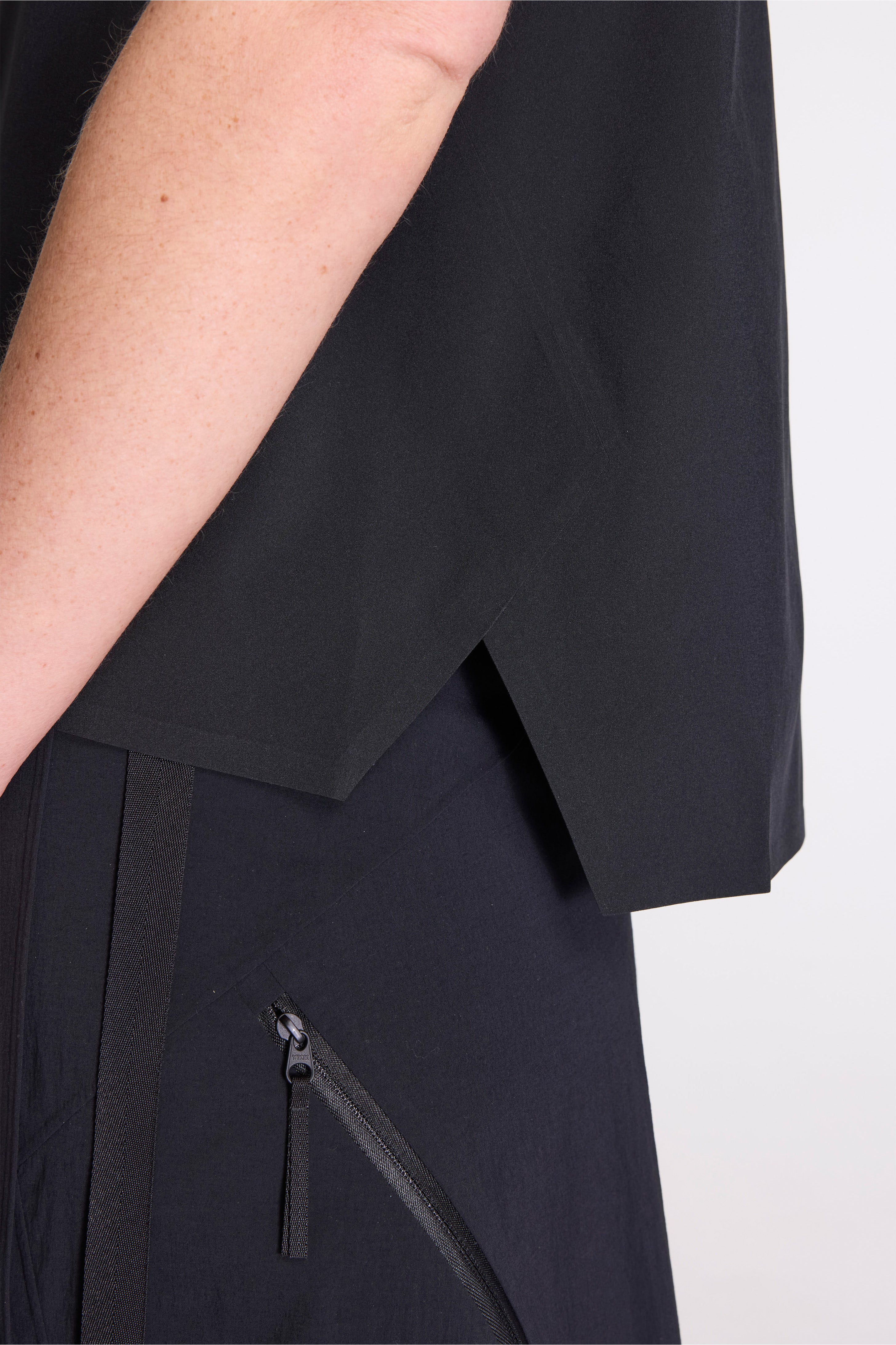 Eave Tank W Black