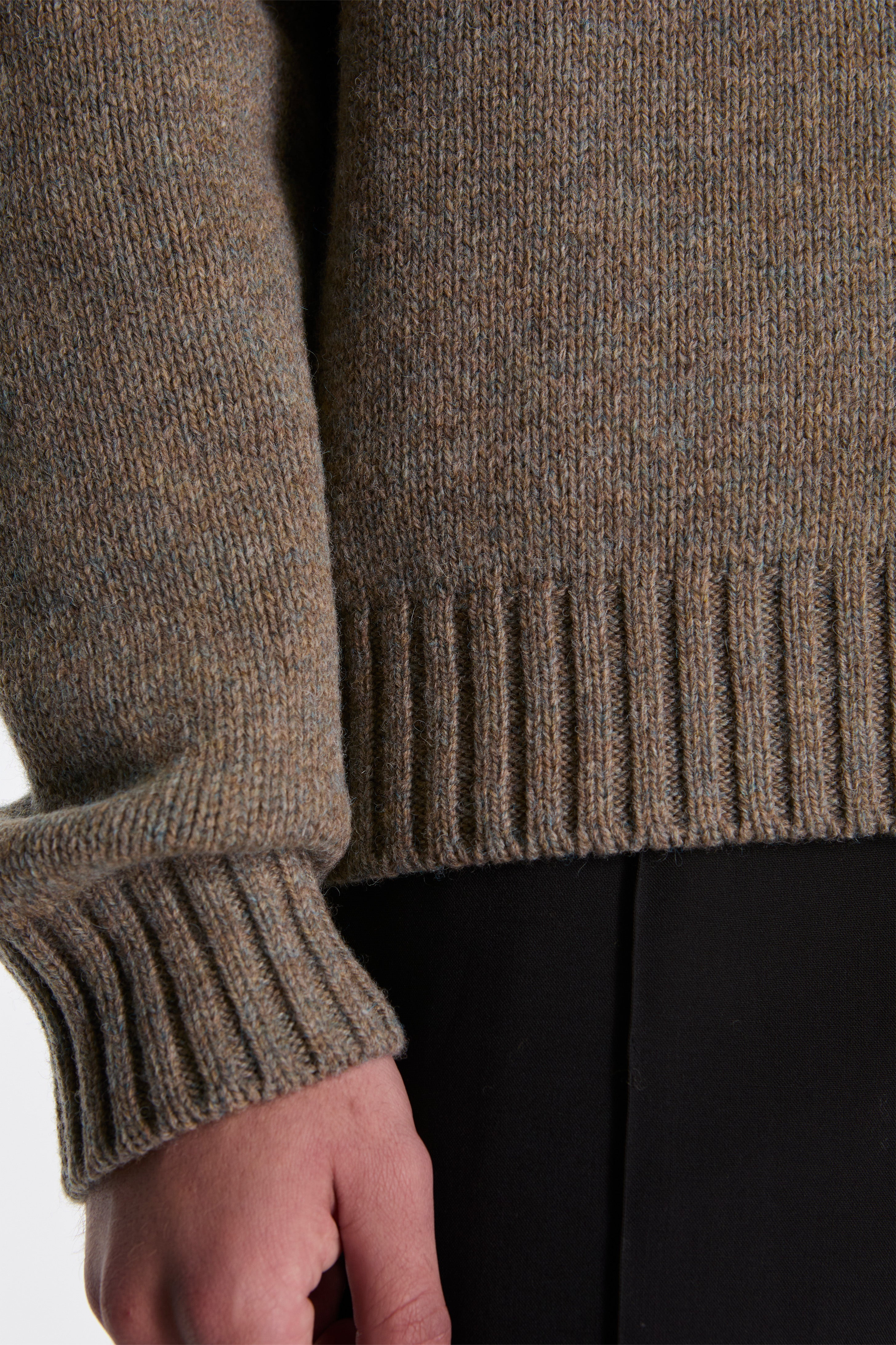 Truffle Round Neck Collar Knit With Logo