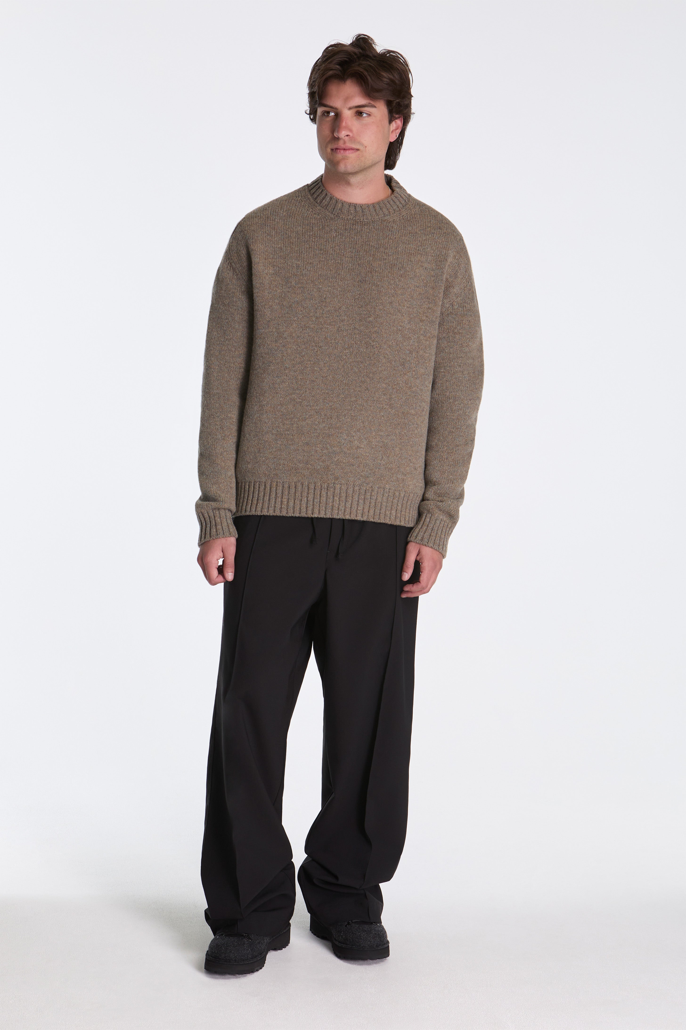 Truffle Round Neck Collar Knit With Logo