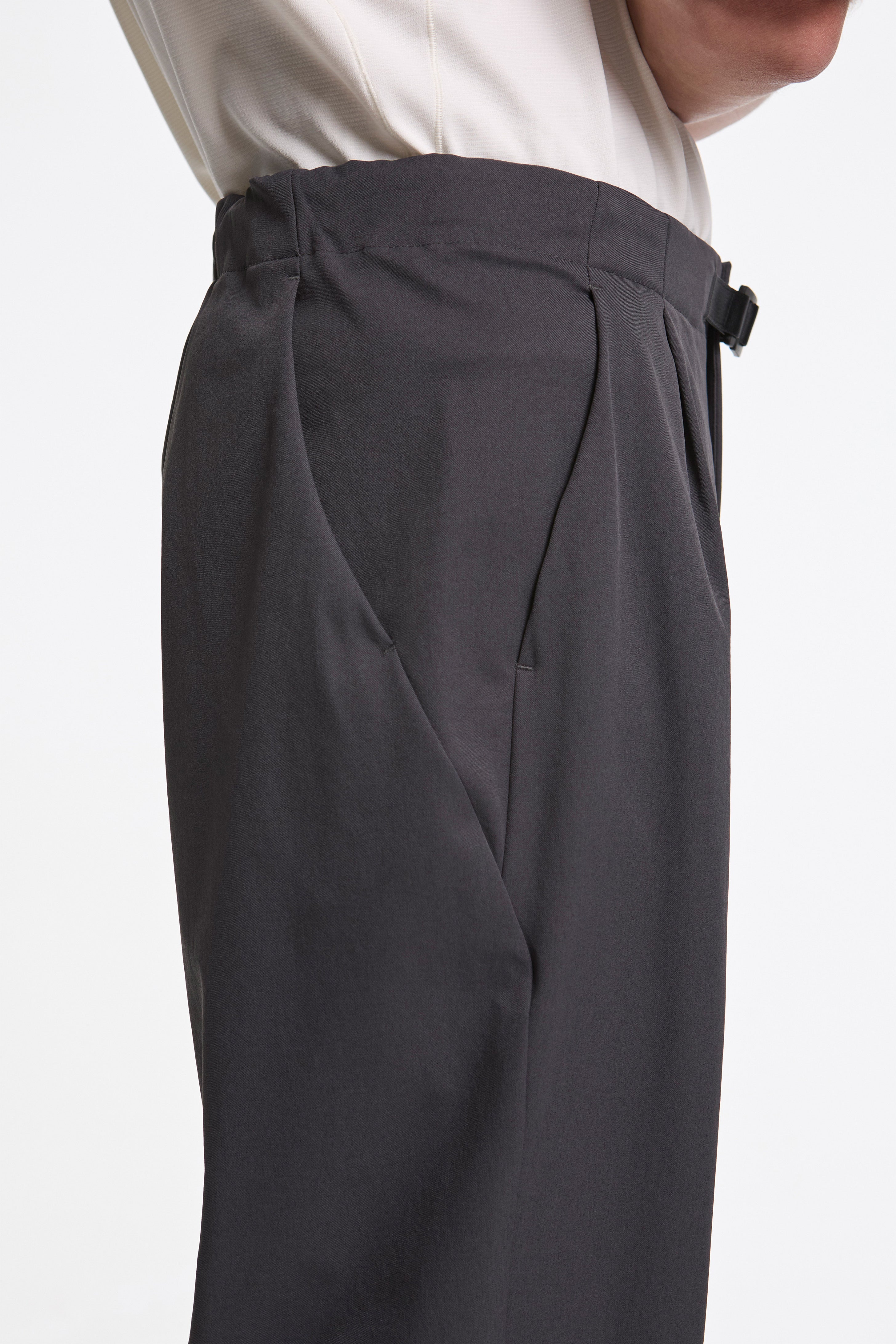 Goldwin One Tuck Tapered Stretch Pants Deep Charcoal | HAVN