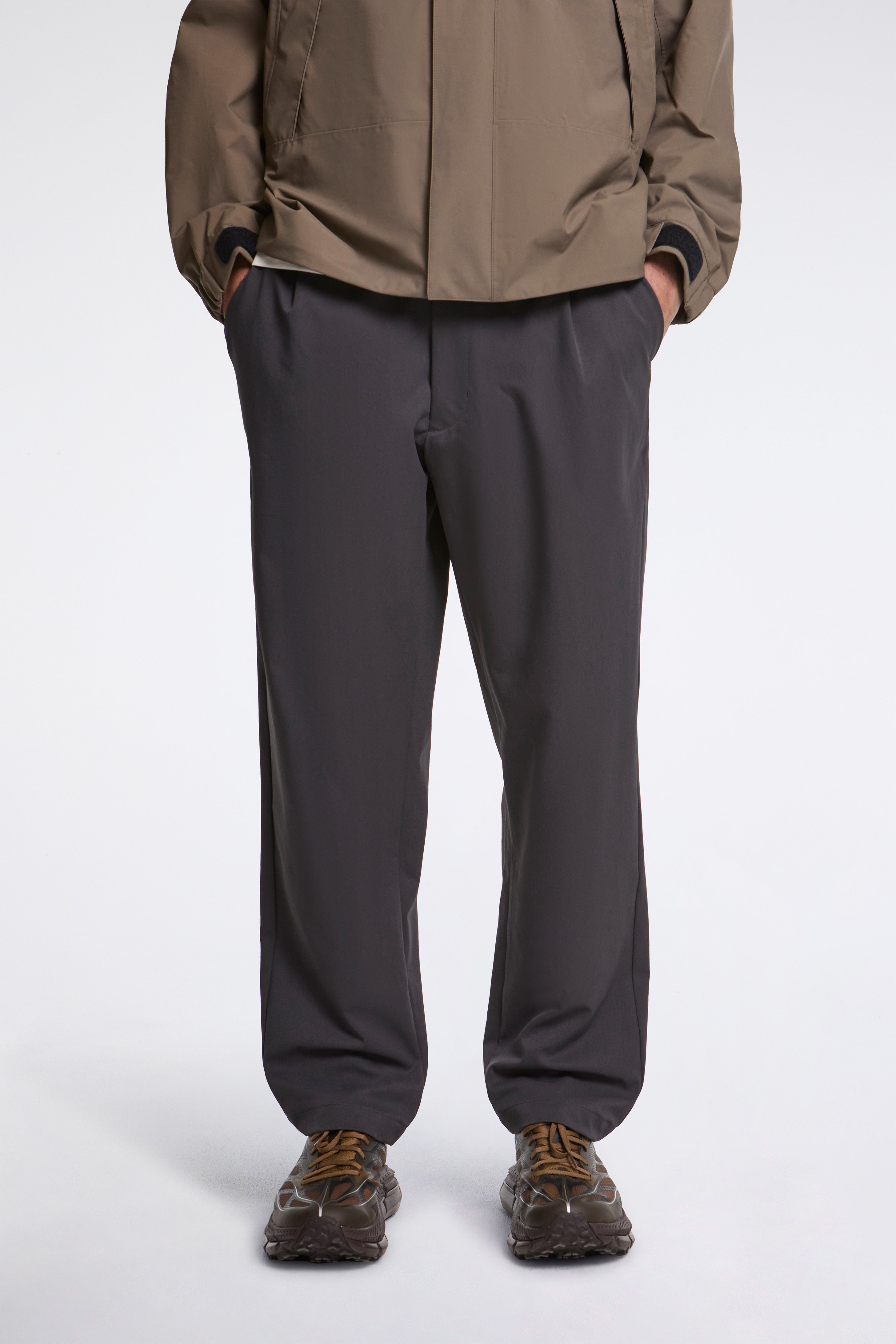 One Tuck Tapered Stretch Pants Deep Charcoal