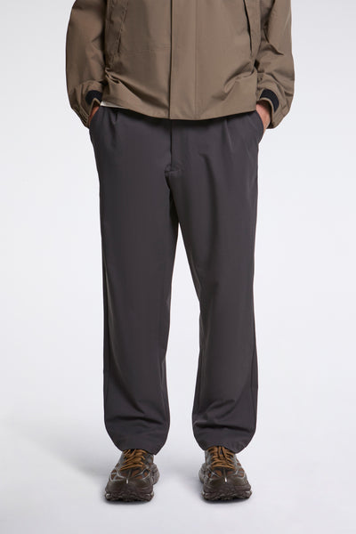 Goldwin One Tuck Tapered Stretch Pants Deep Charcoal | HAVN