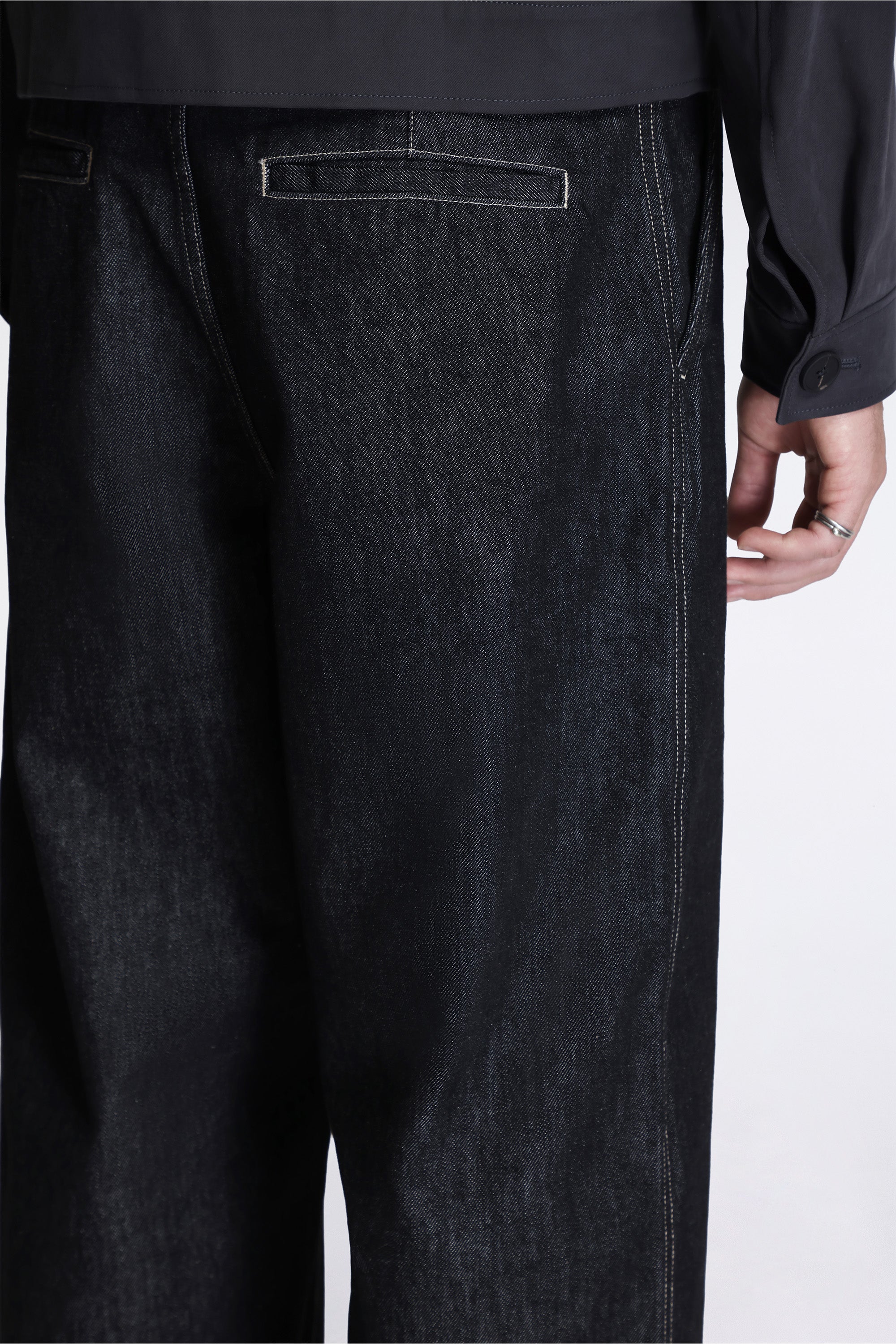 Minard Curved Leg Jean Black / White Weft