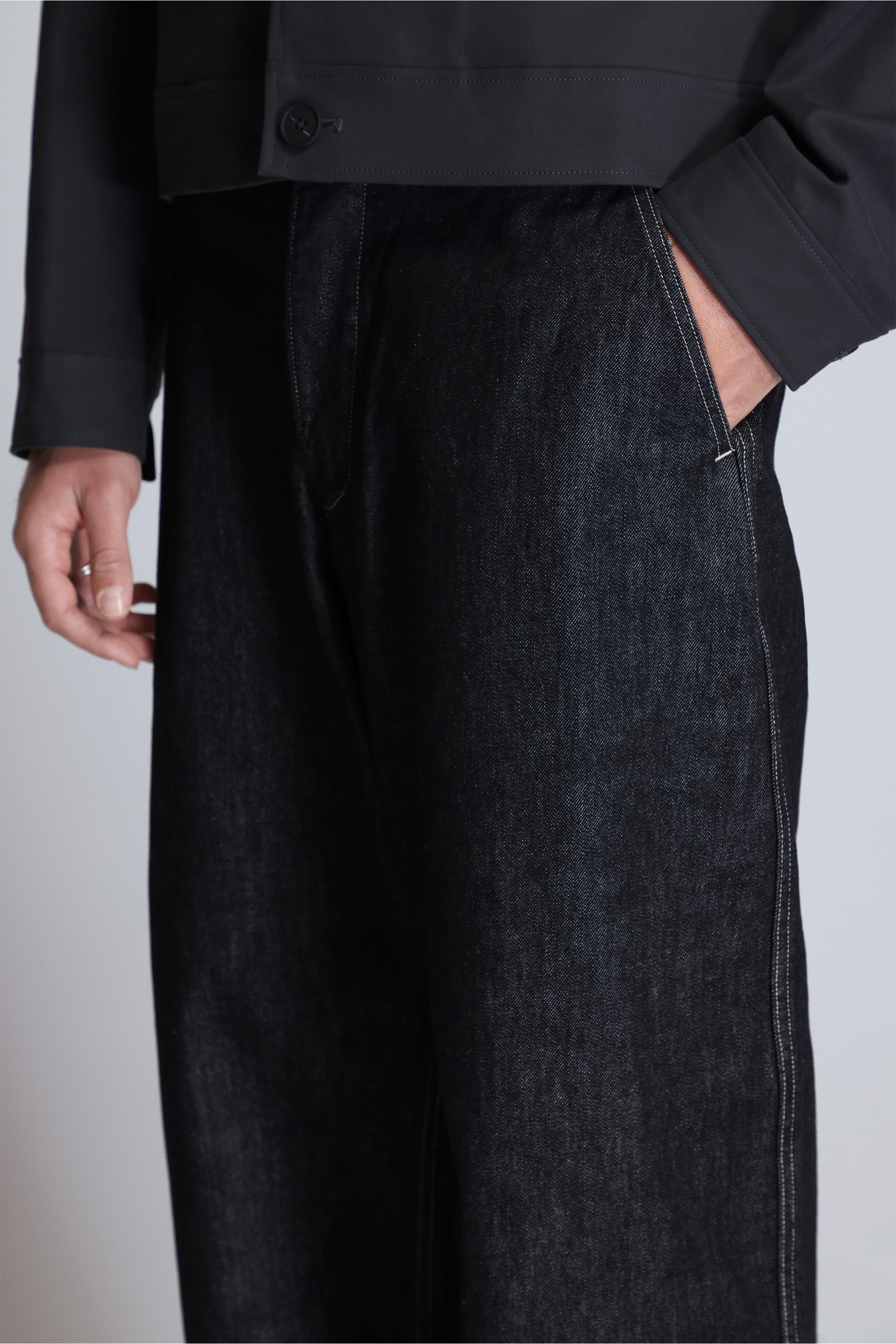 Minard Curved Leg Jean Black / White Weft