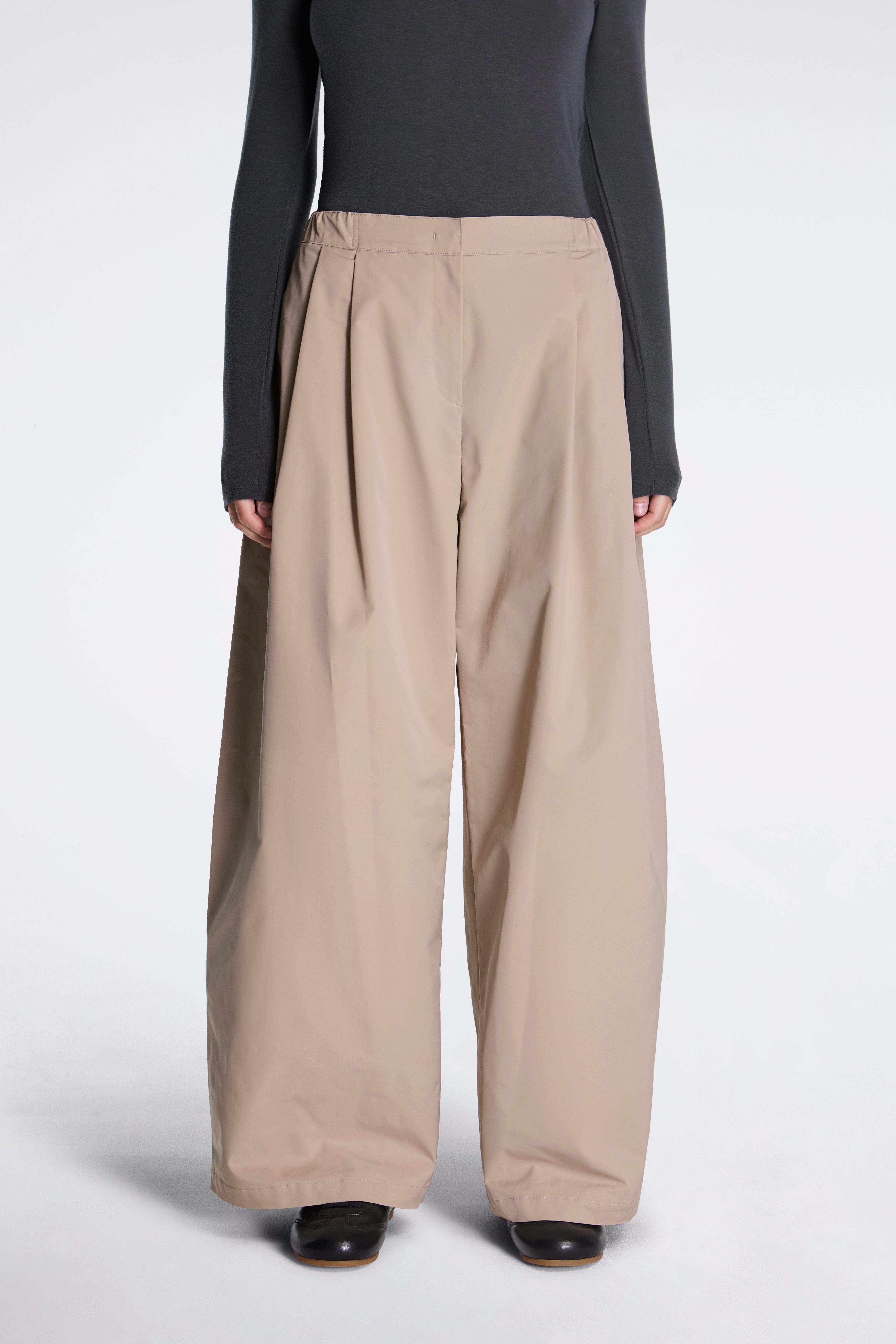 Two Tuck Balloon Pants Beige