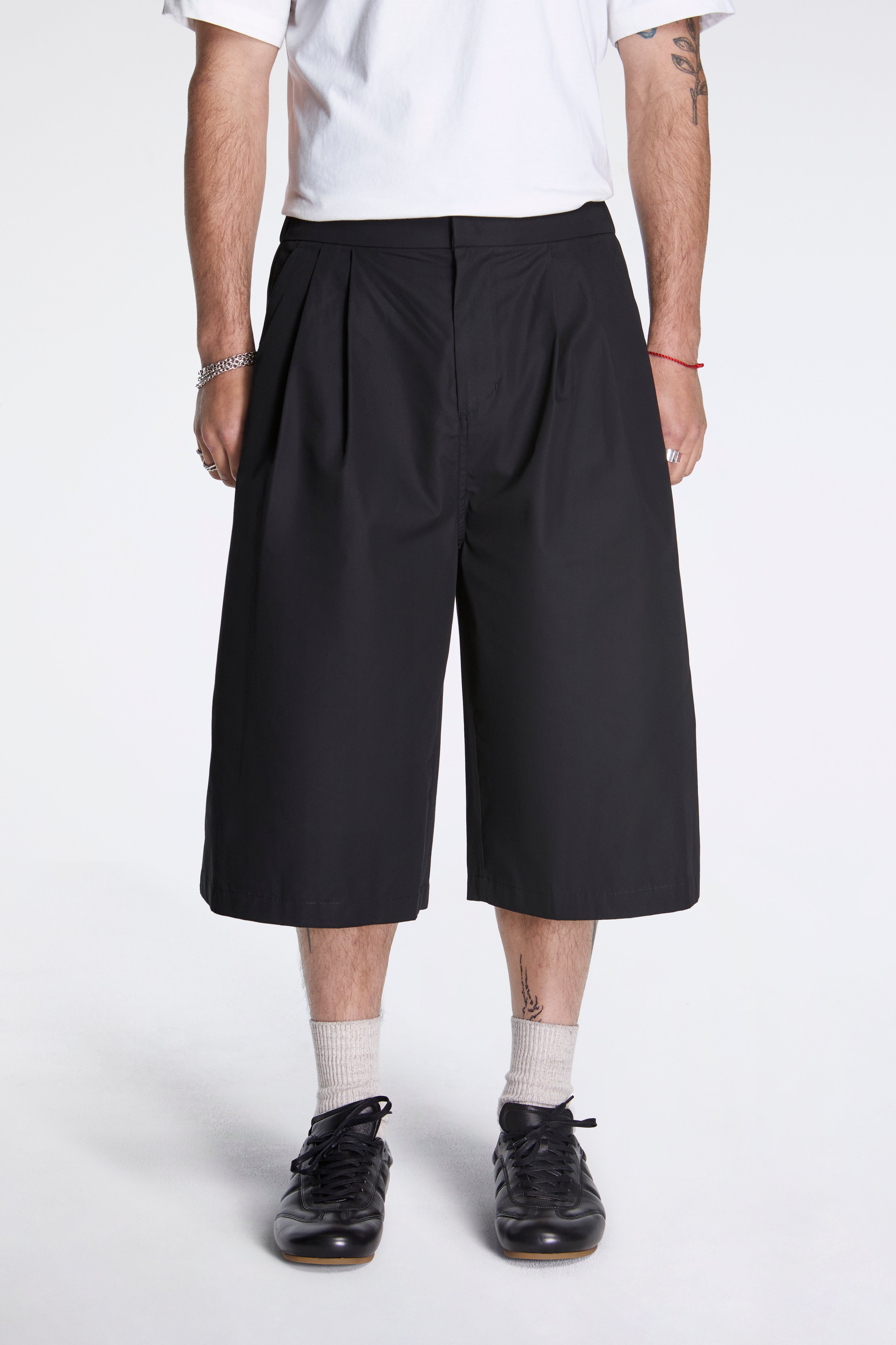 Two Tuck Wide Shorts Black