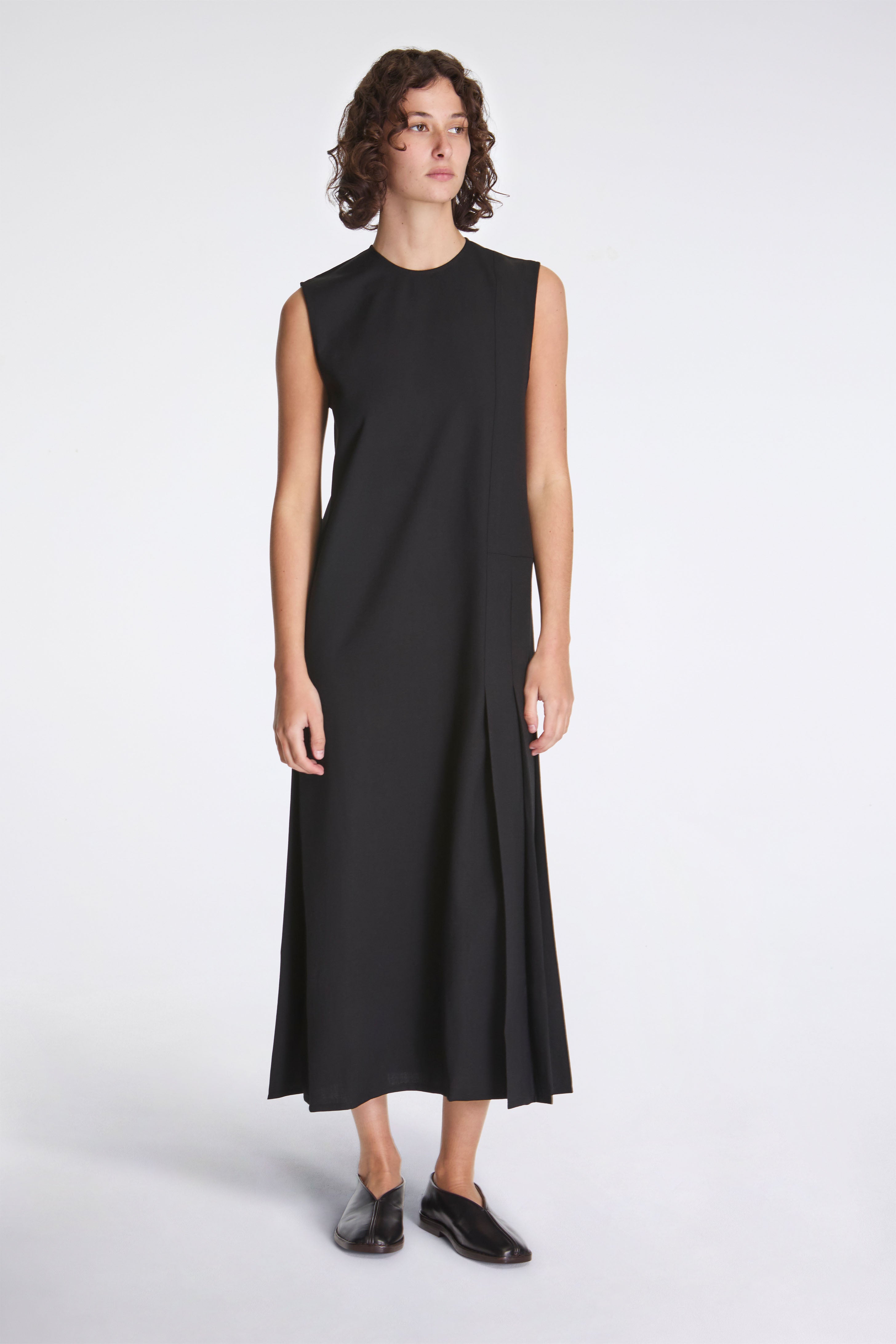 Carat Sleeveless Pleated Dress Black