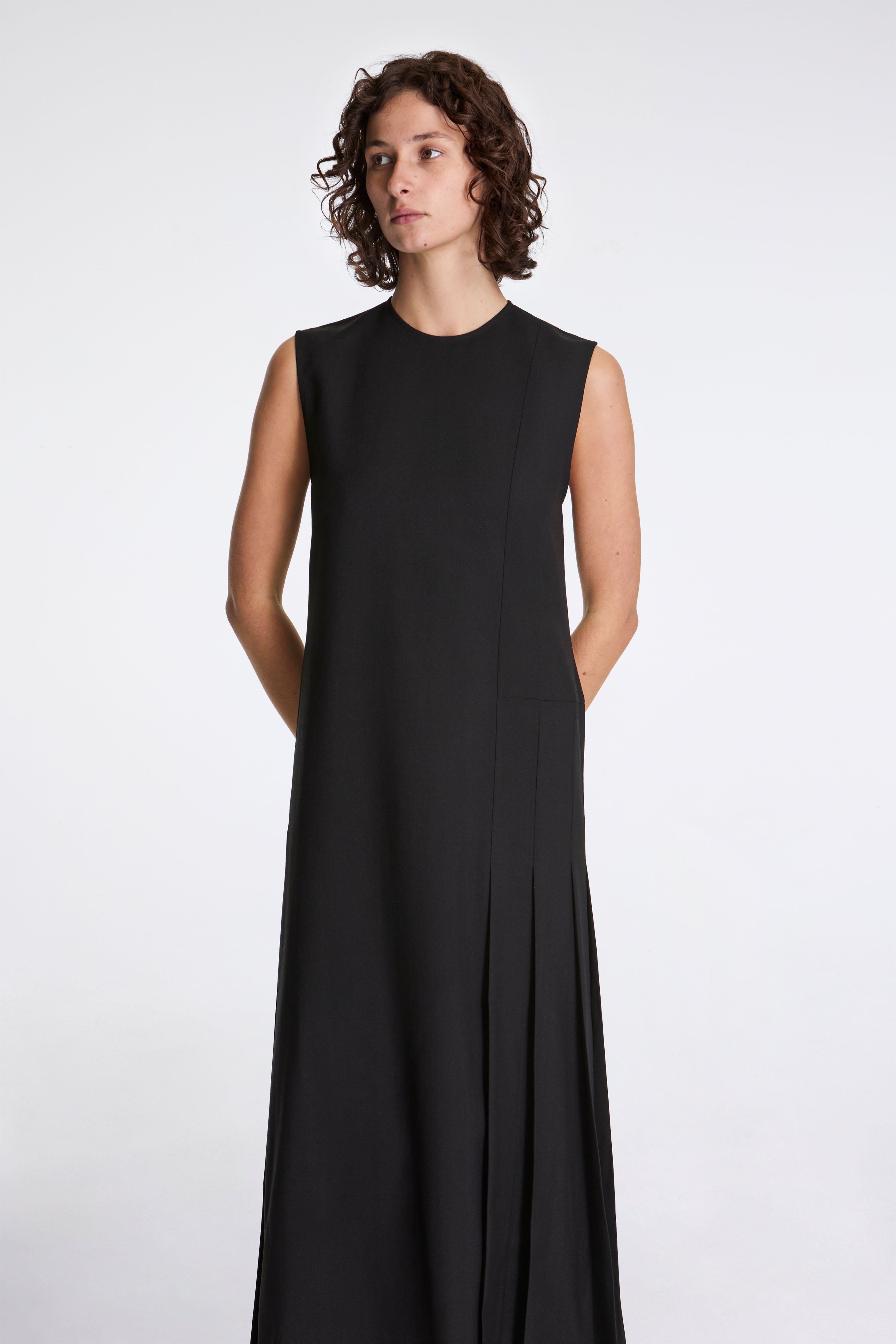 Carat Sleeveless Pleated Dress Black