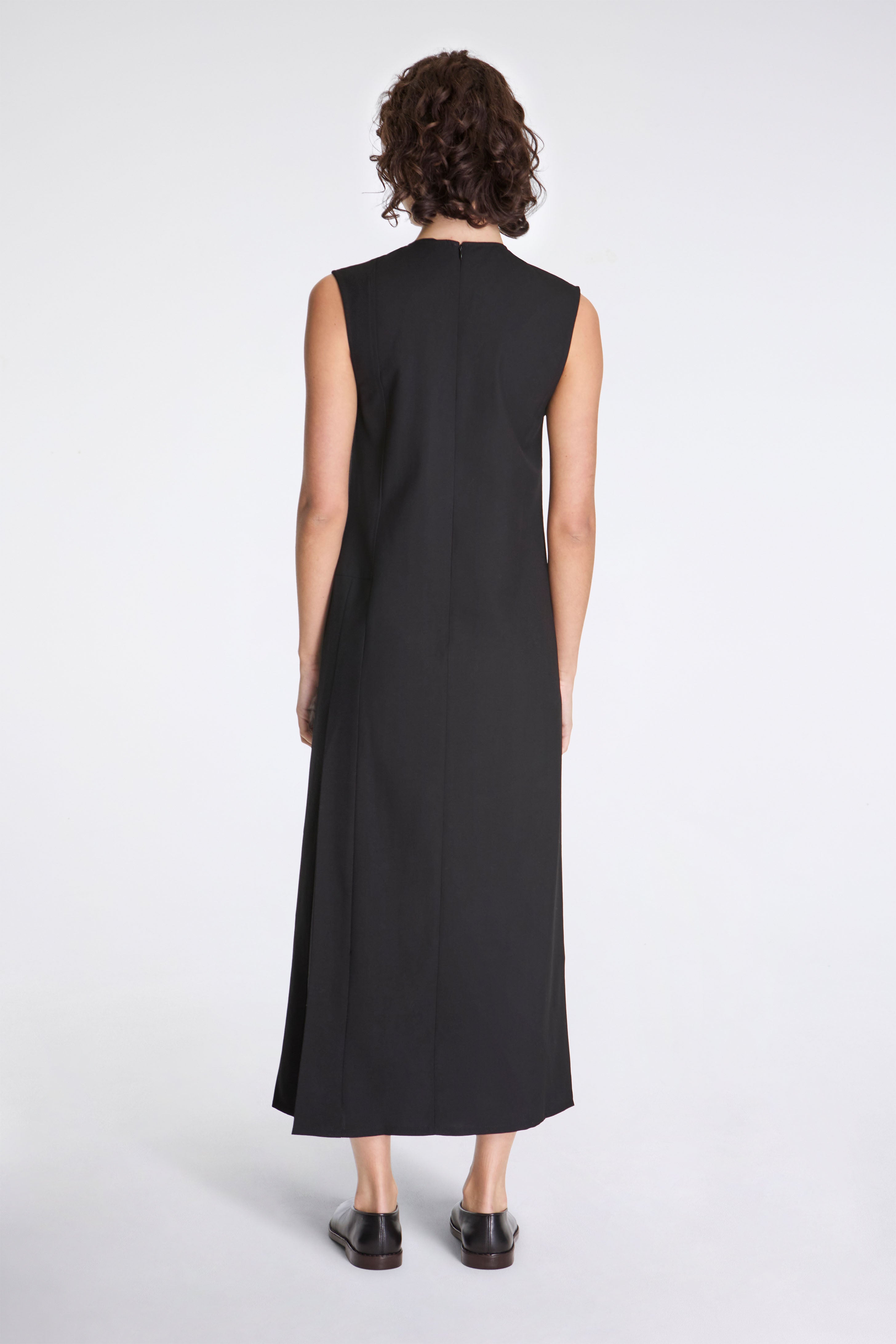 Carat Sleeveless Pleated Dress Black