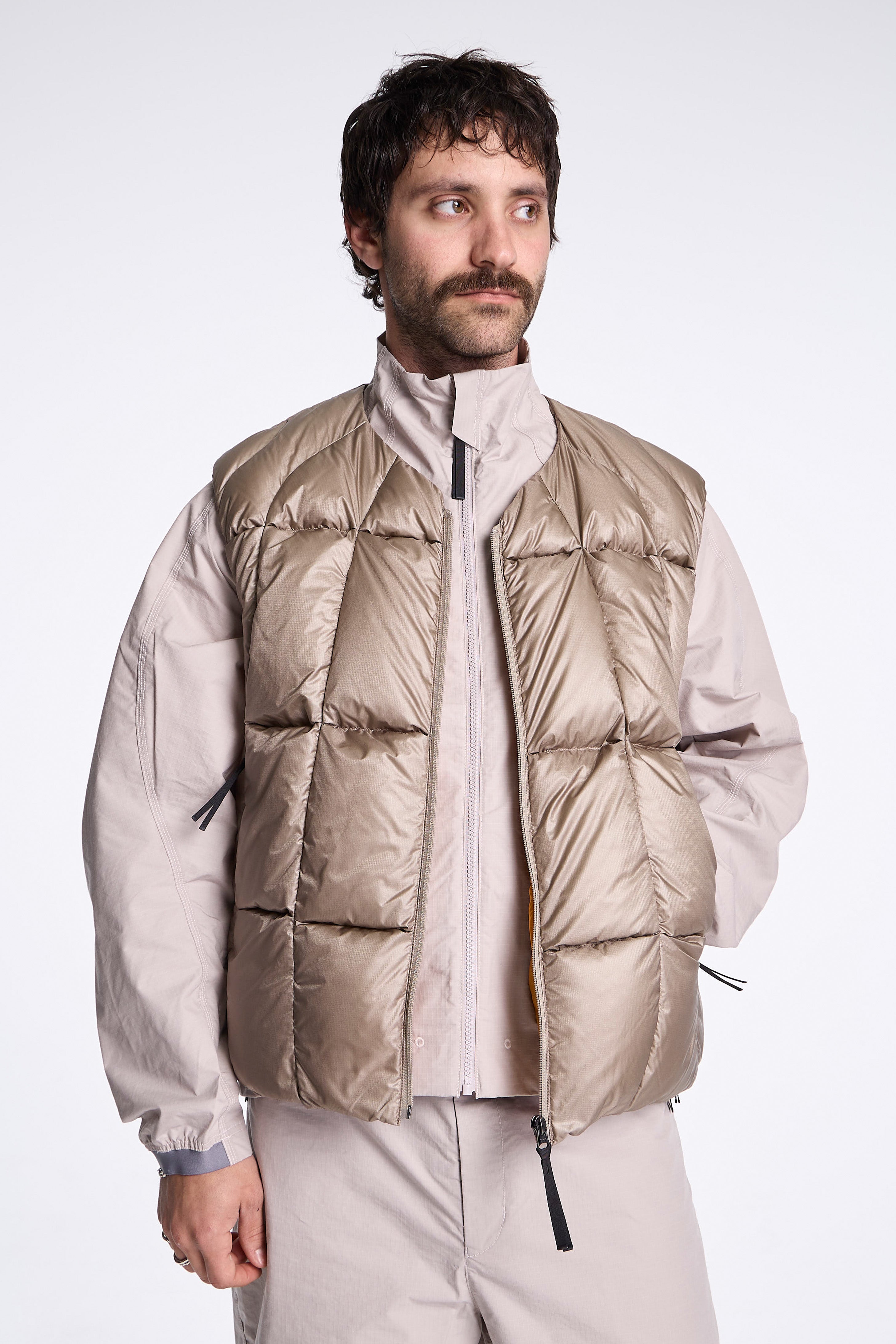 Three-Dimensional Down Light Vest Dune