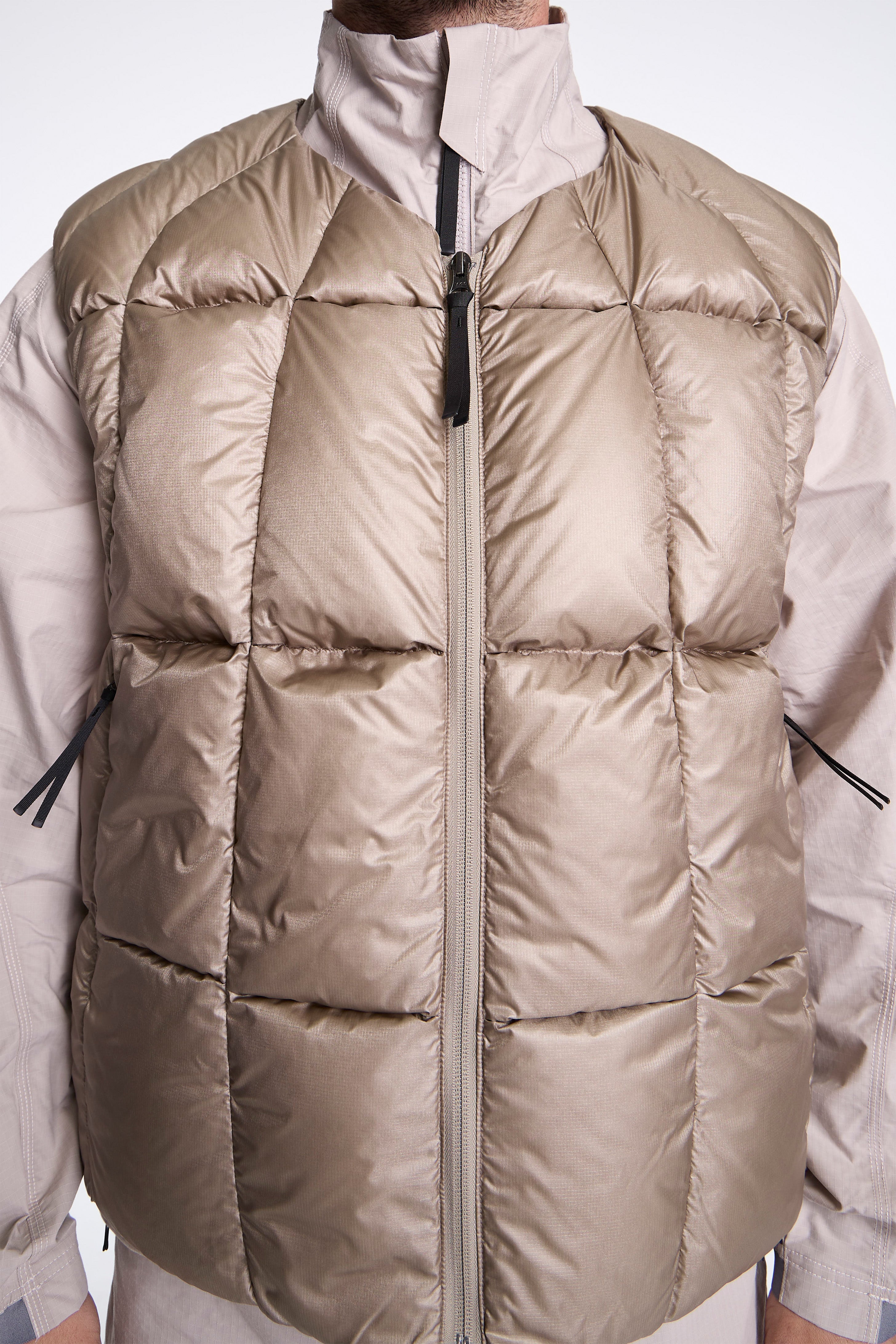 Three-Dimensional Down Light Vest Dune