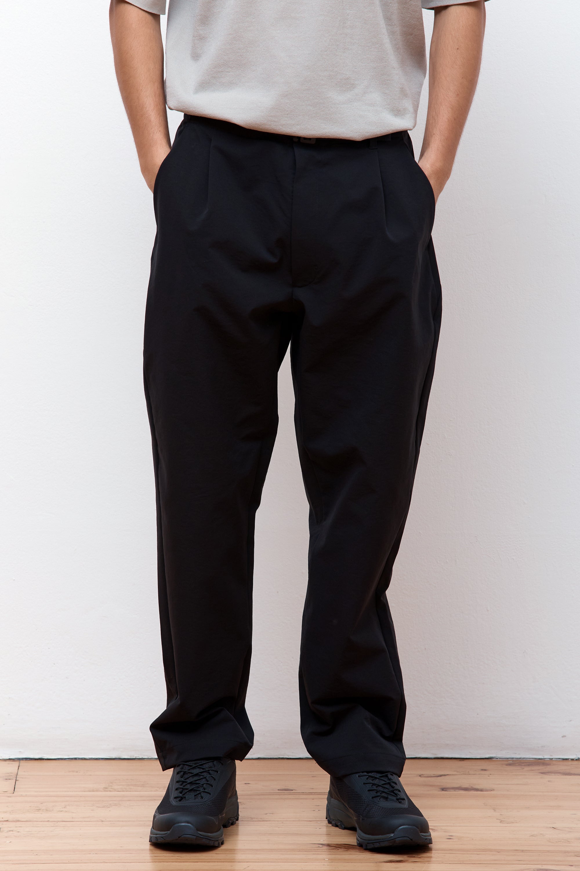 One Tuck Tapered Stretch Pant Black