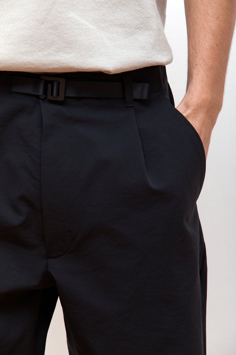 One Tuck Tapered Stretch Pant Black