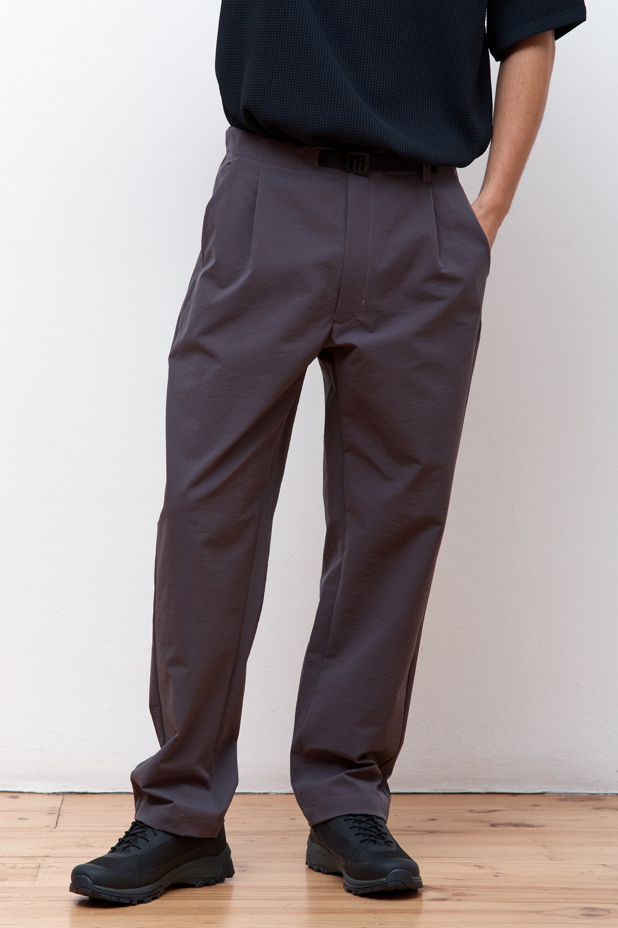 One Tuck Tapered Stretch Pant Asphalt