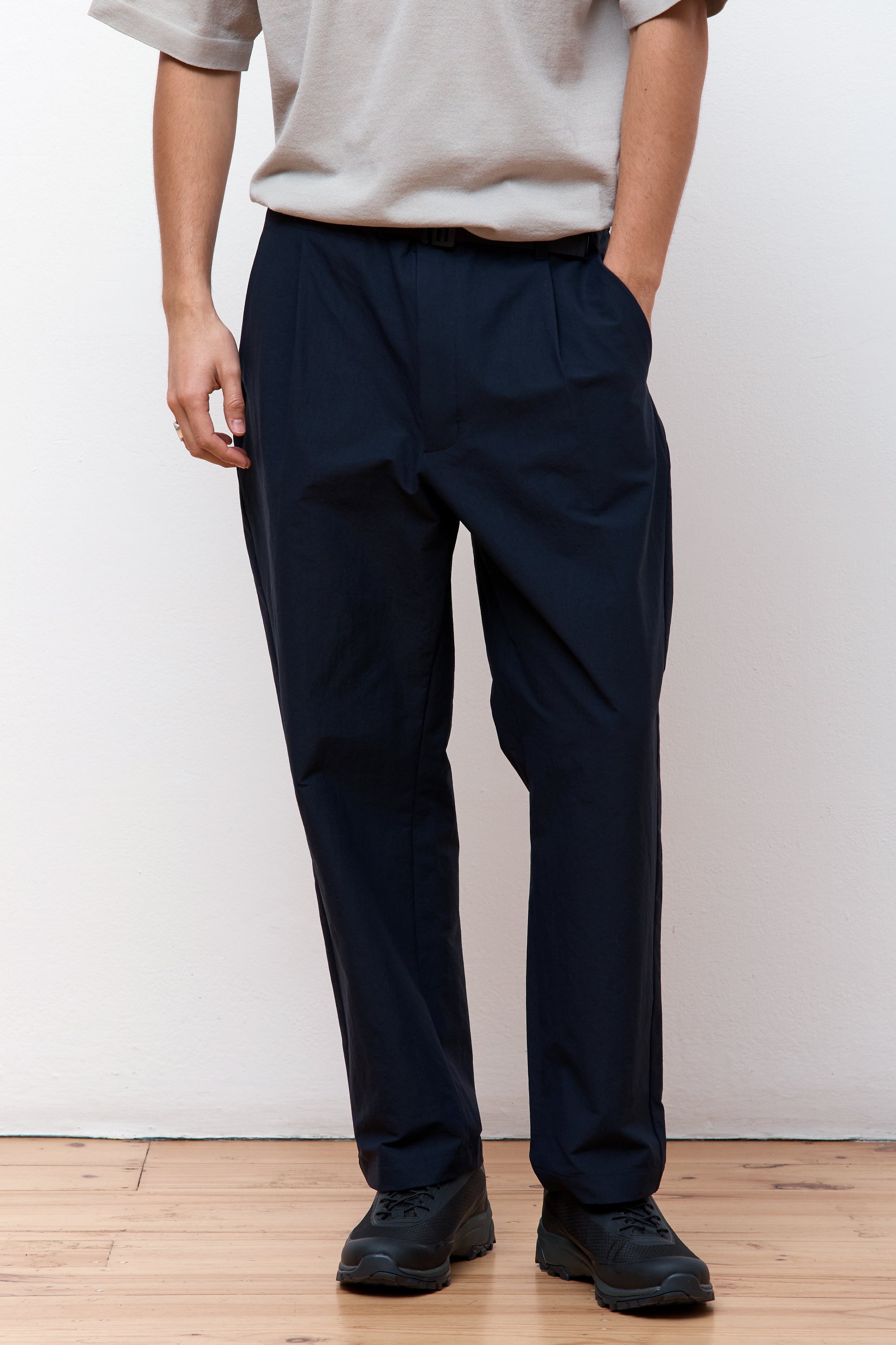 One Tuck Tapered Ankle Pant Dark Navy