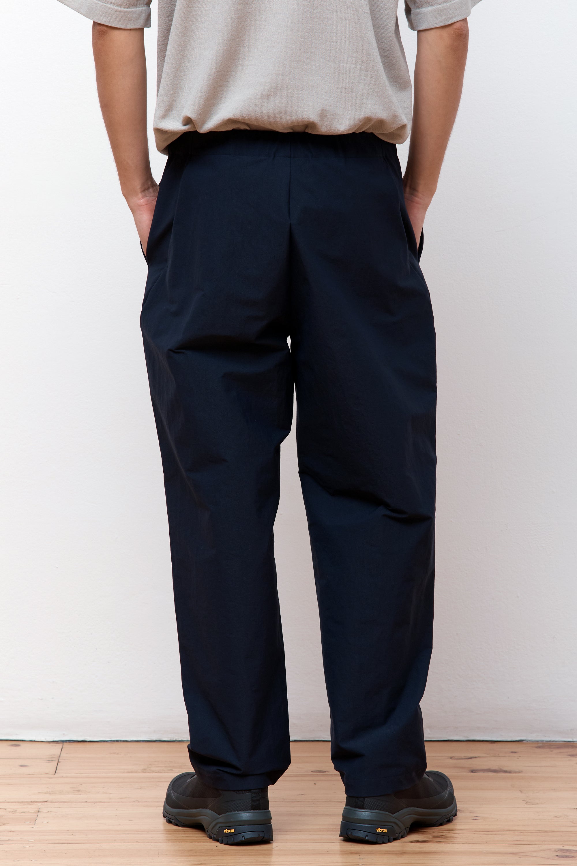 One Tuck Tapered Ankle Pant Dark Navy