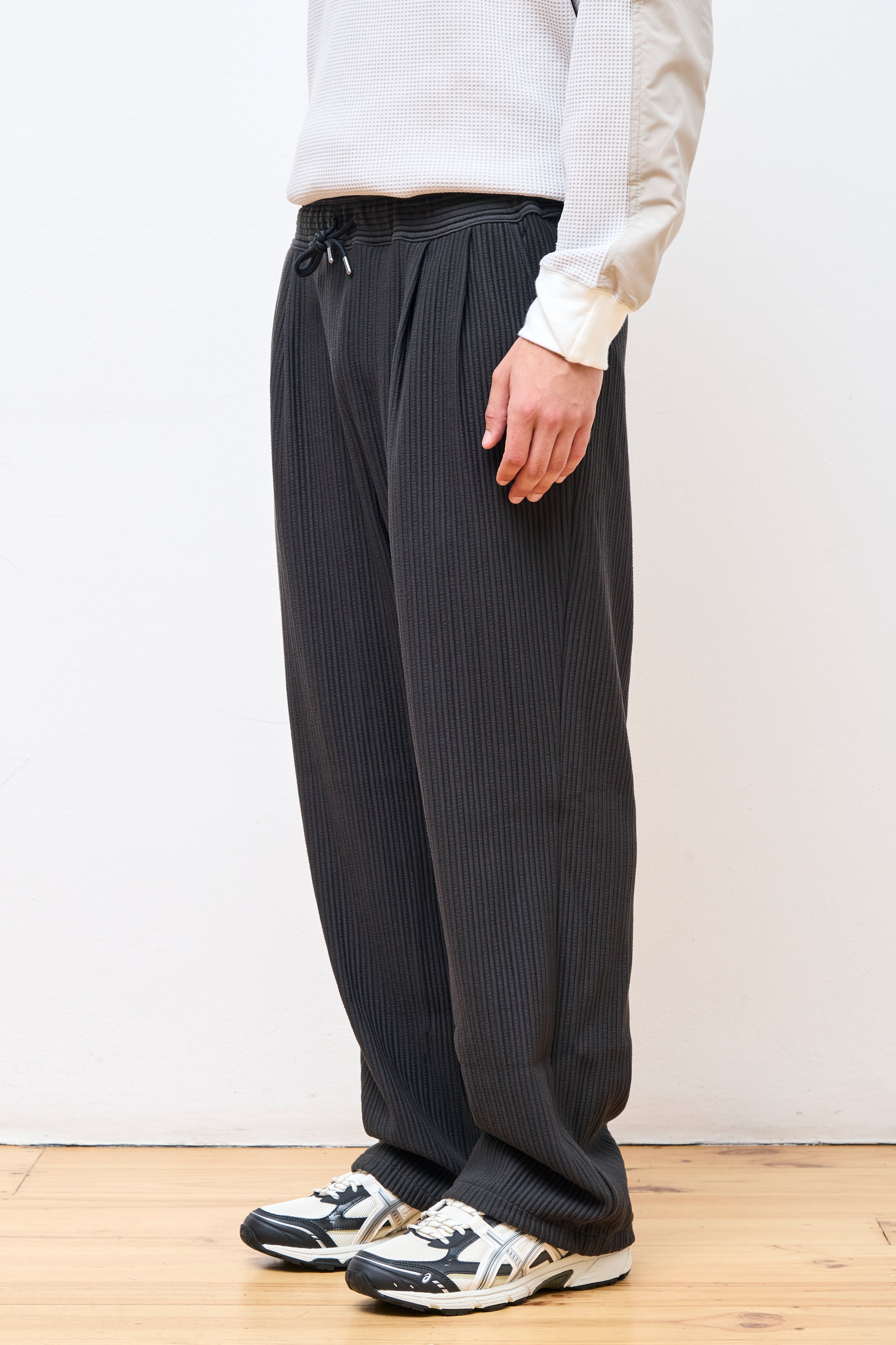 Uneven Fabric Wide Slacks Off Black