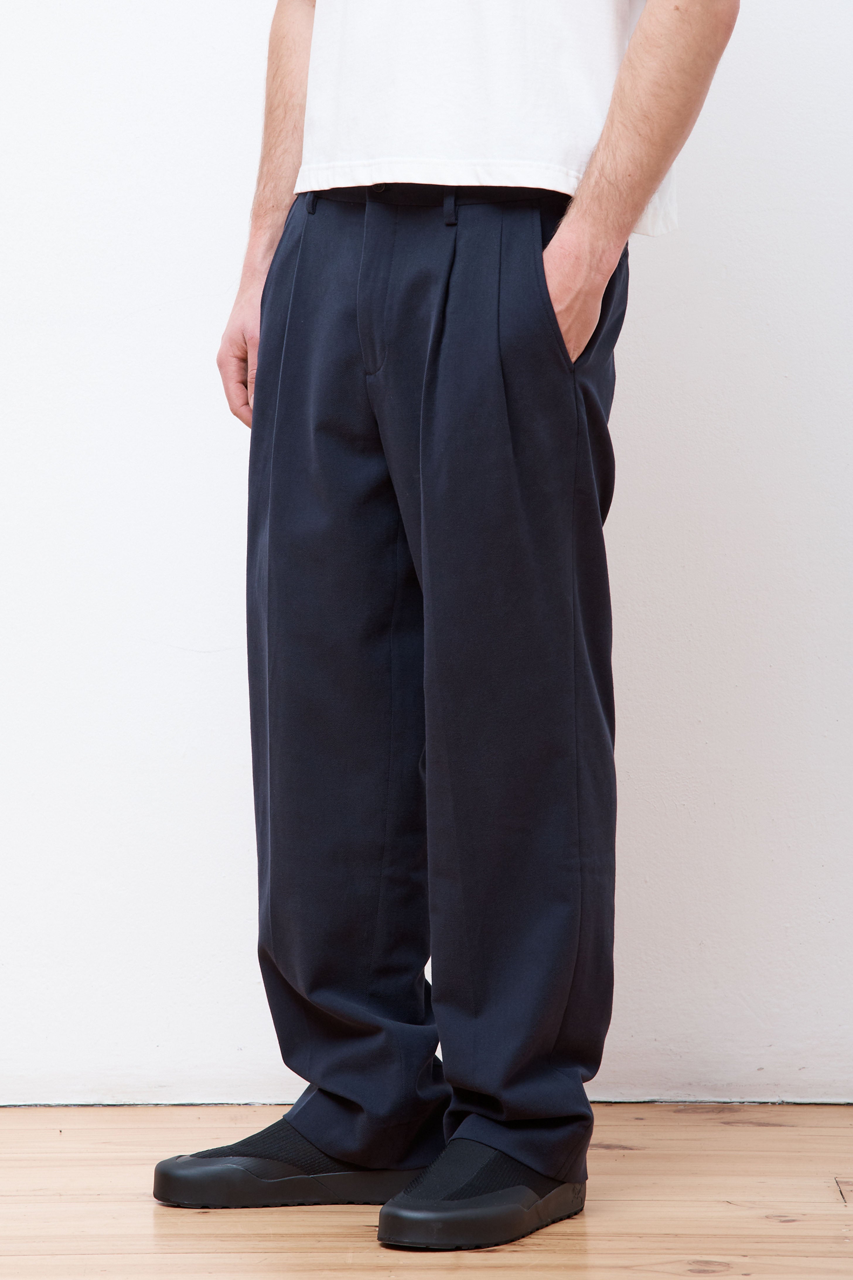 Benn Relaxed Cotton Wool Twill Pleated Trouser Dark Navy