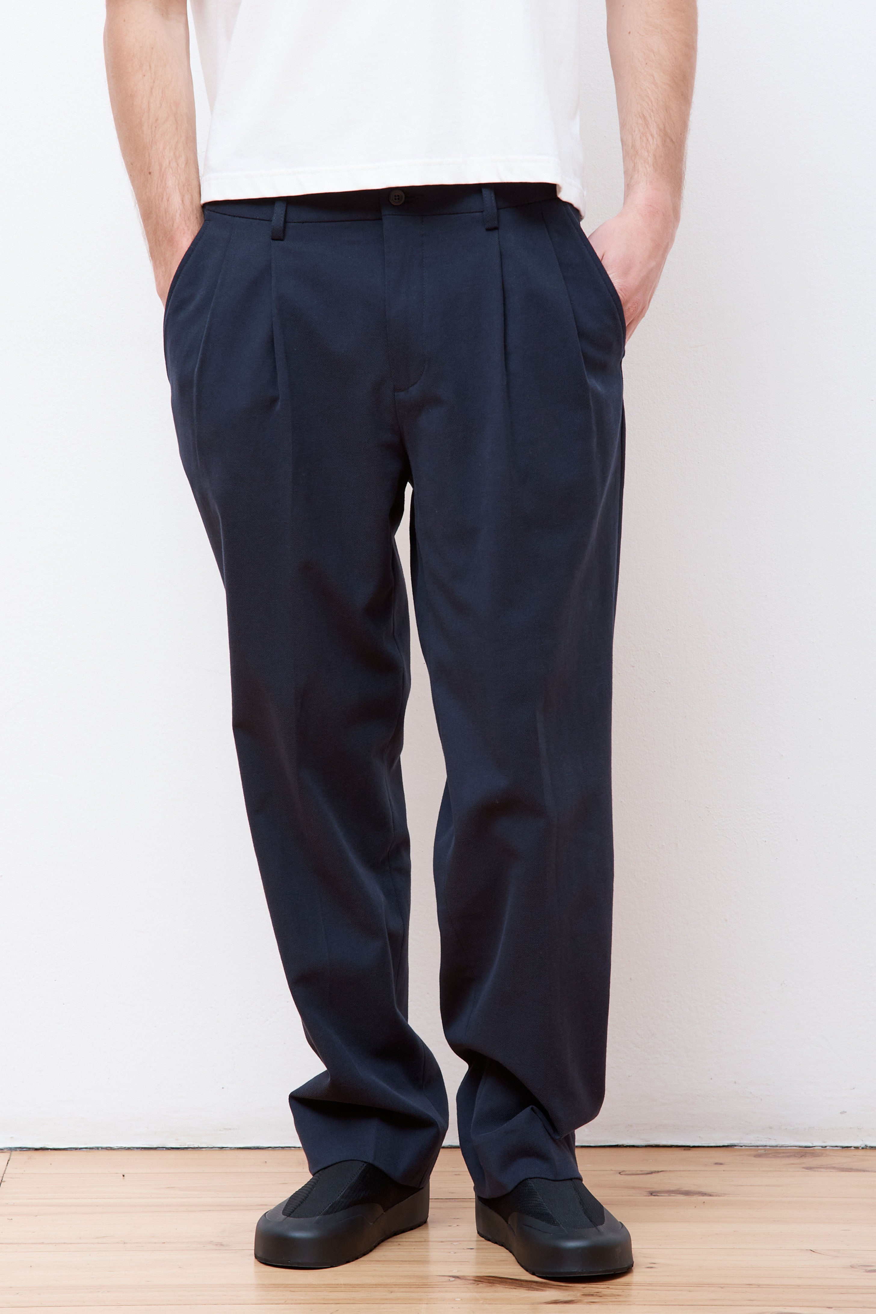 Benn Relaxed Cotton Wool Twill Pleated Trouser Dark Navy