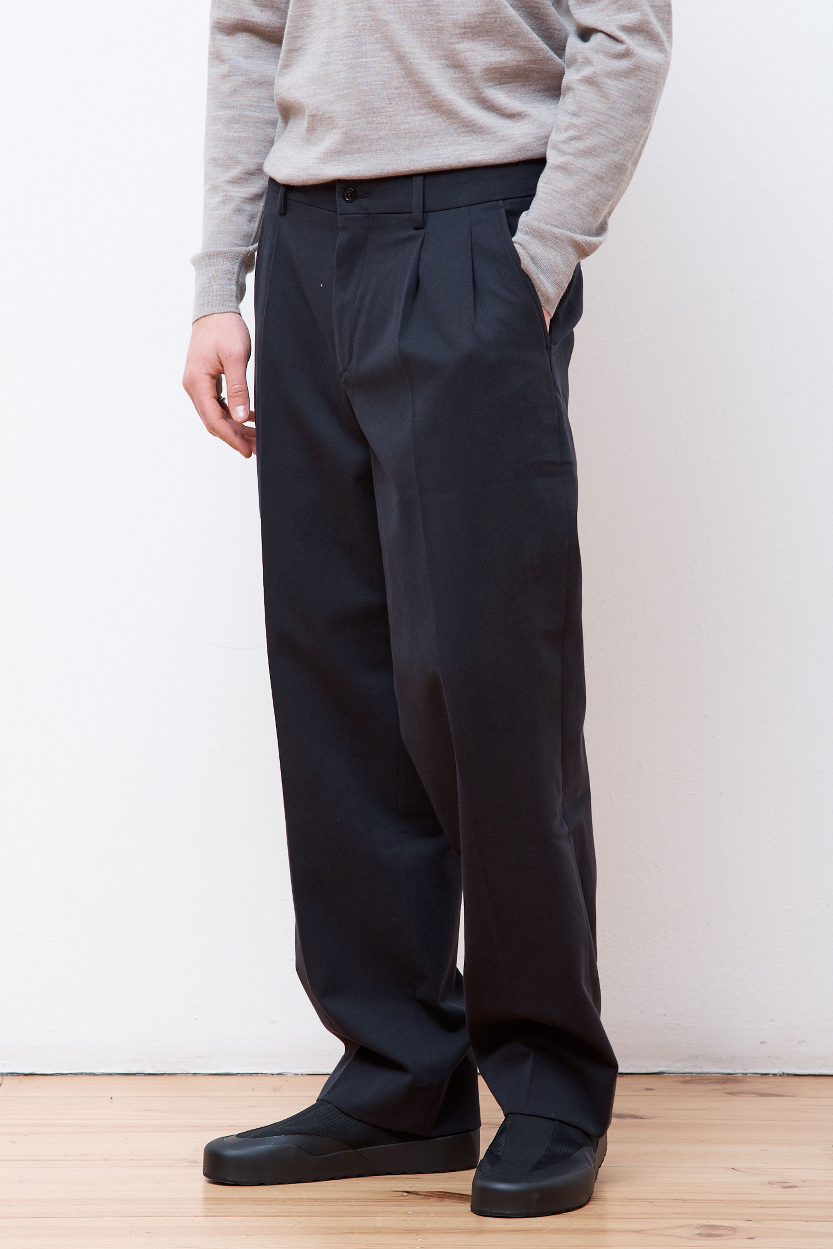 Benn Relaxed Cotton Wool Twill Pleated Trouser Black