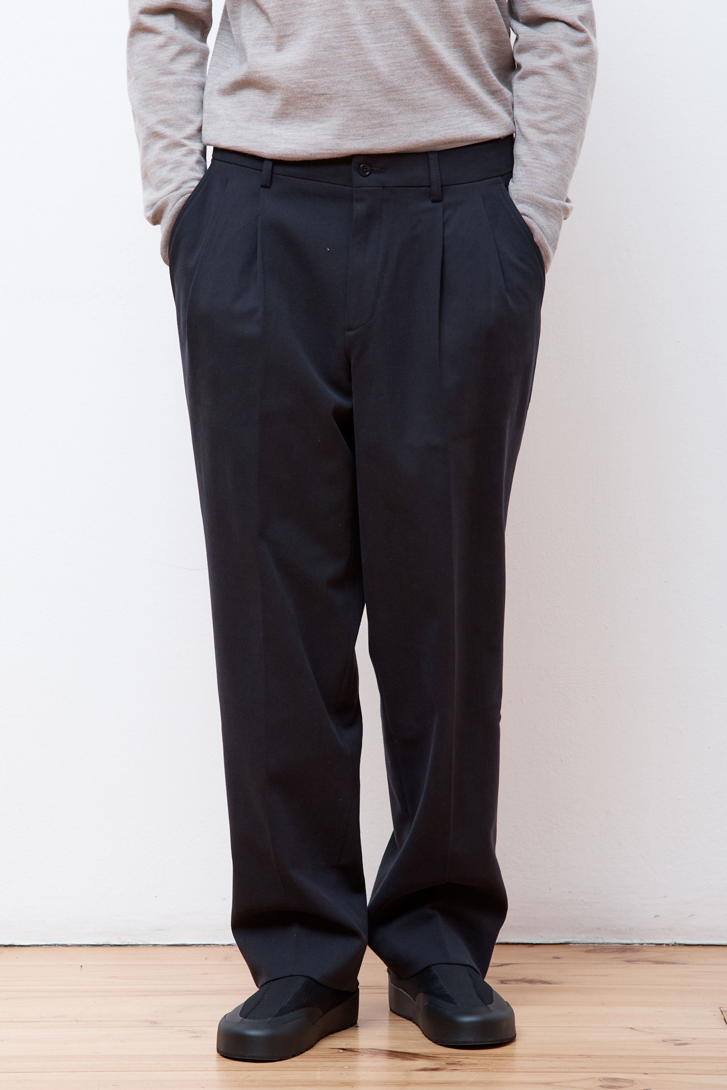 Benn Relaxed Cotton Wool Twill Pleated Trouser Black