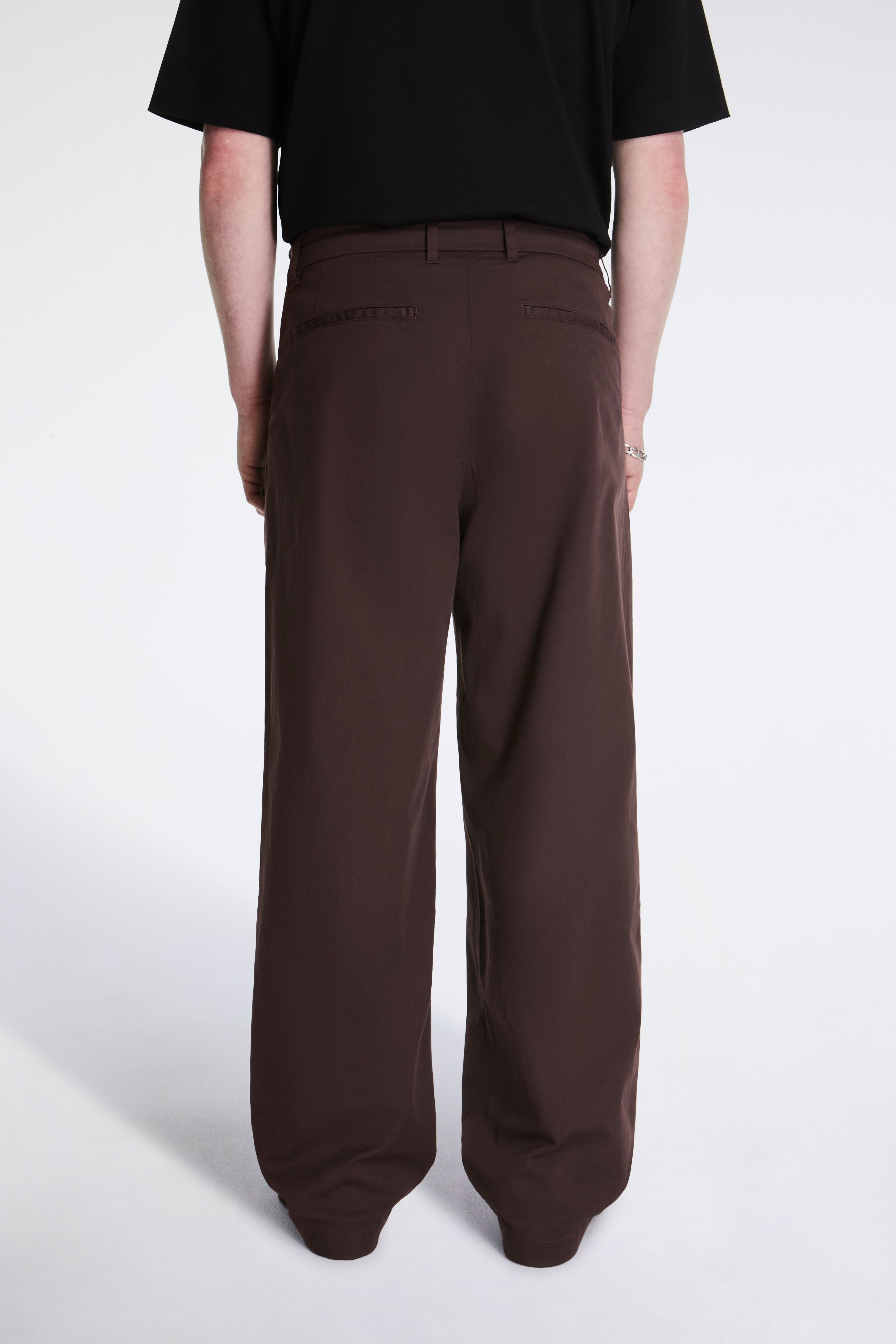 Benn Relaxed Twill Pleated Trouser Seal Brown