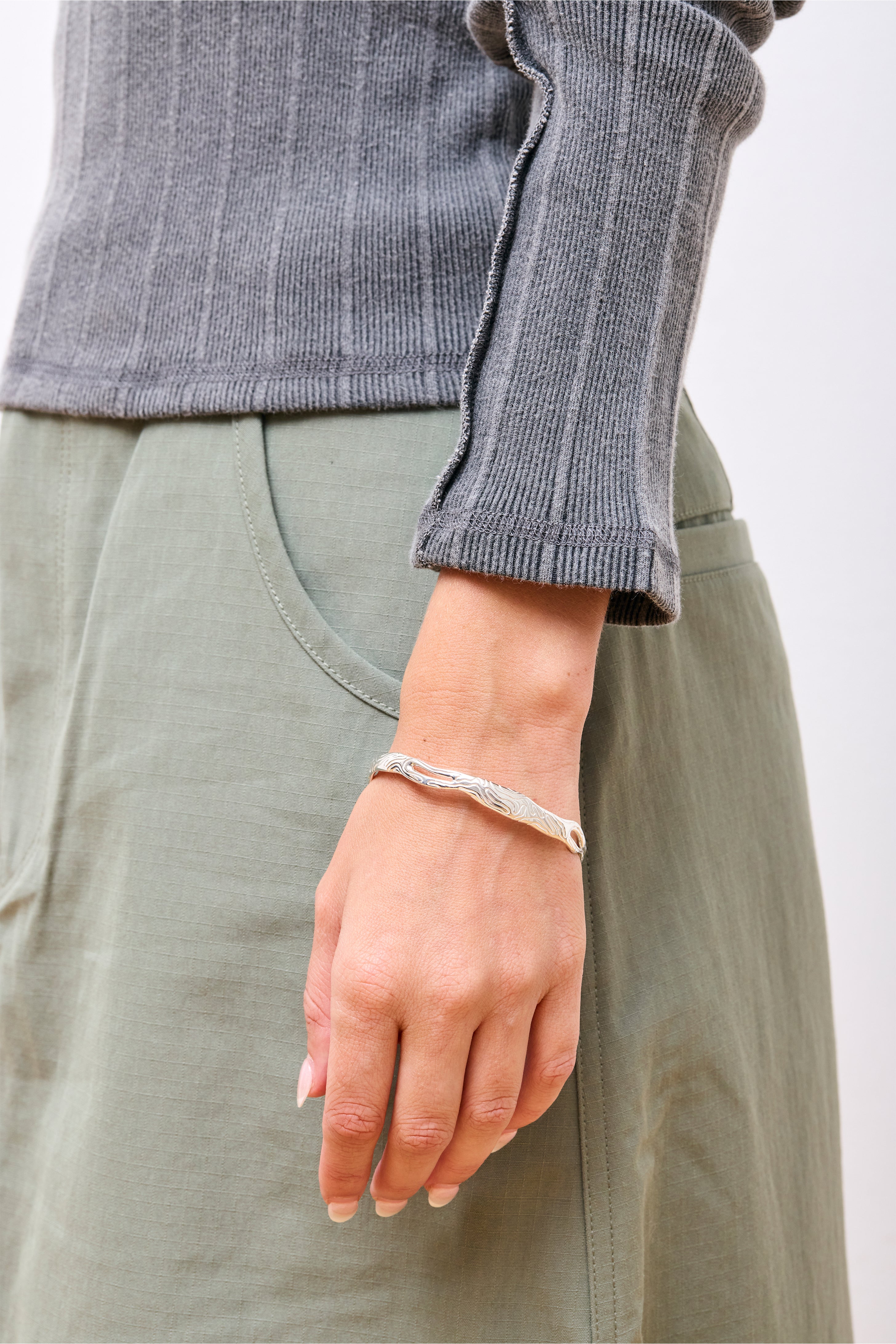 Thin Globe Bangle Silver