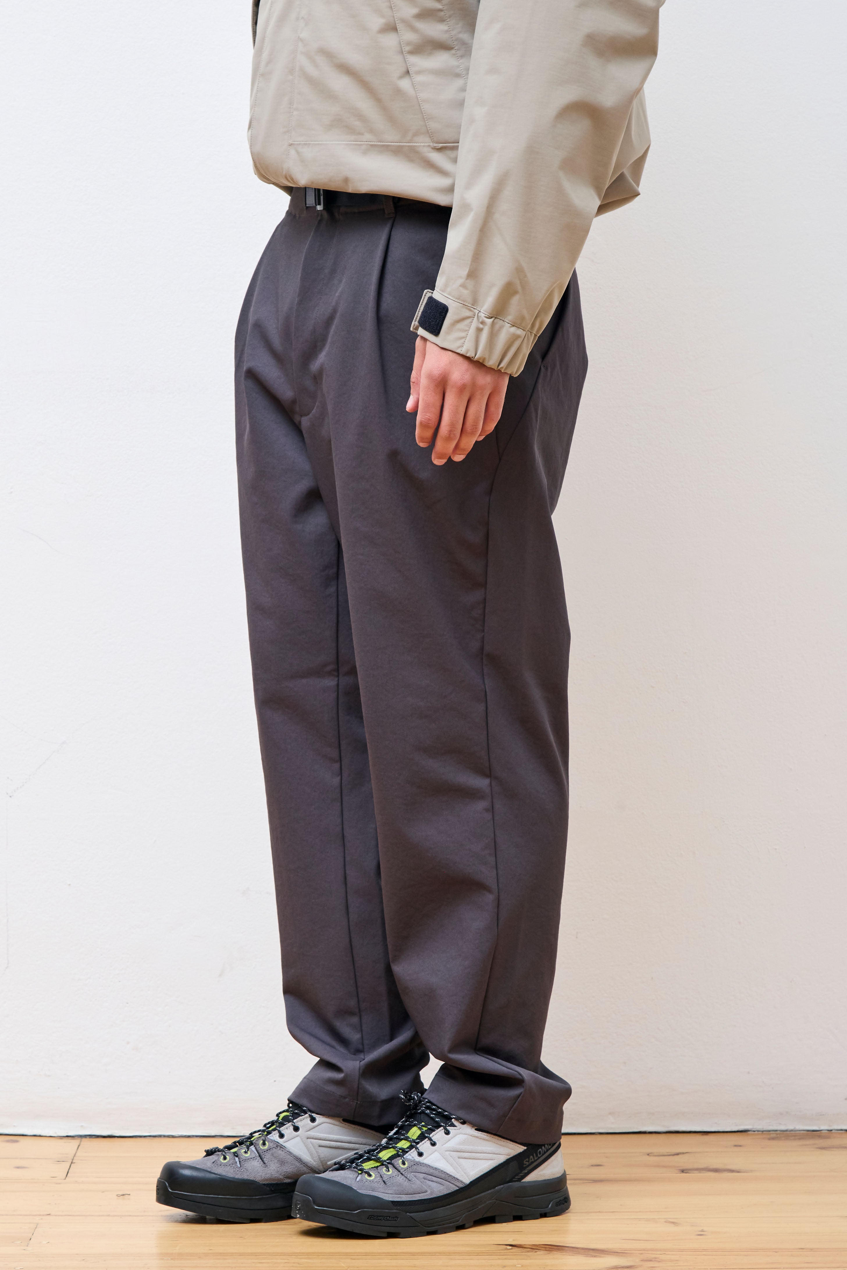 One Tuck Tapered Stretch Pants Deep Charcoal