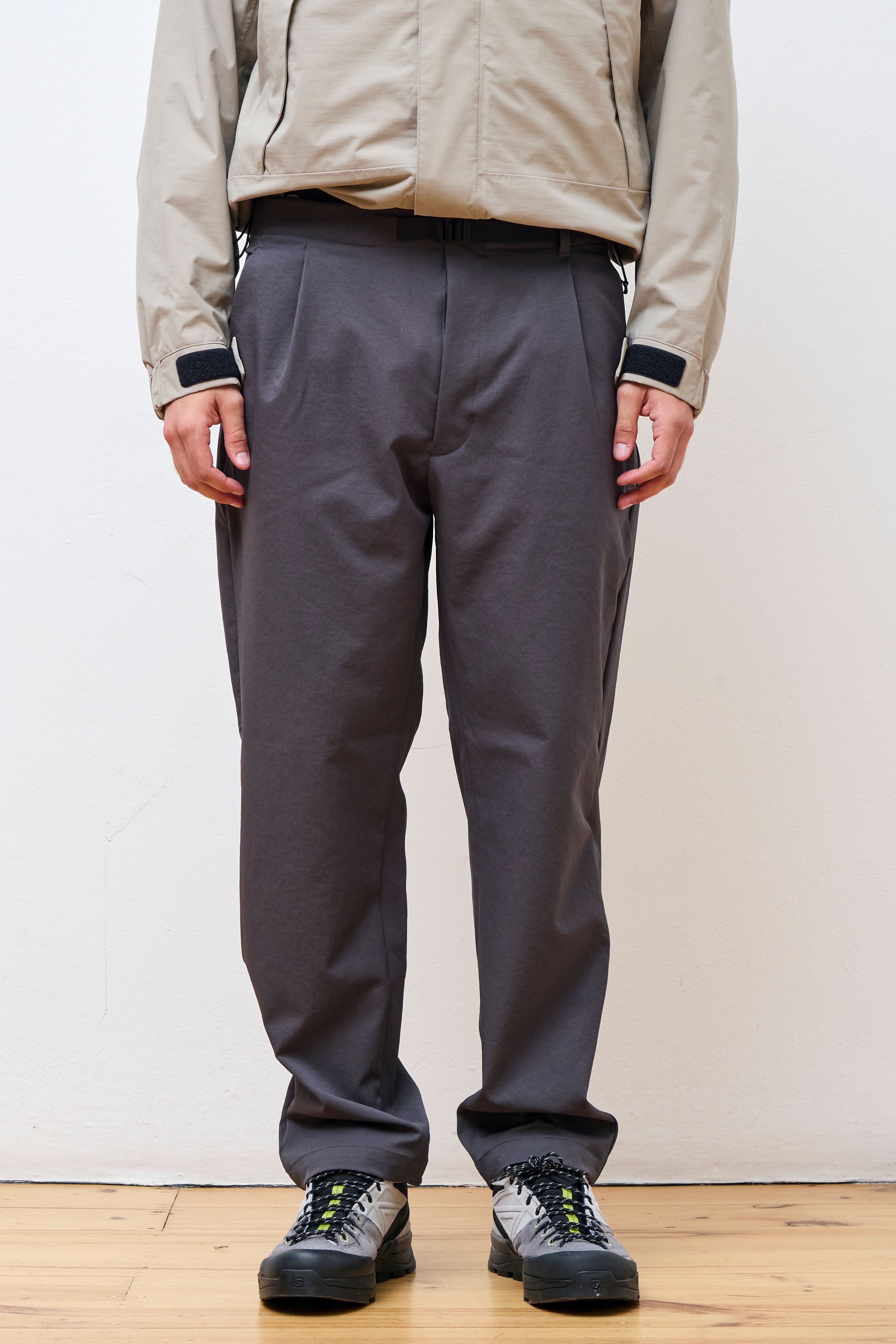 One Tuck Tapered Stretch Pants Deep Charcoal