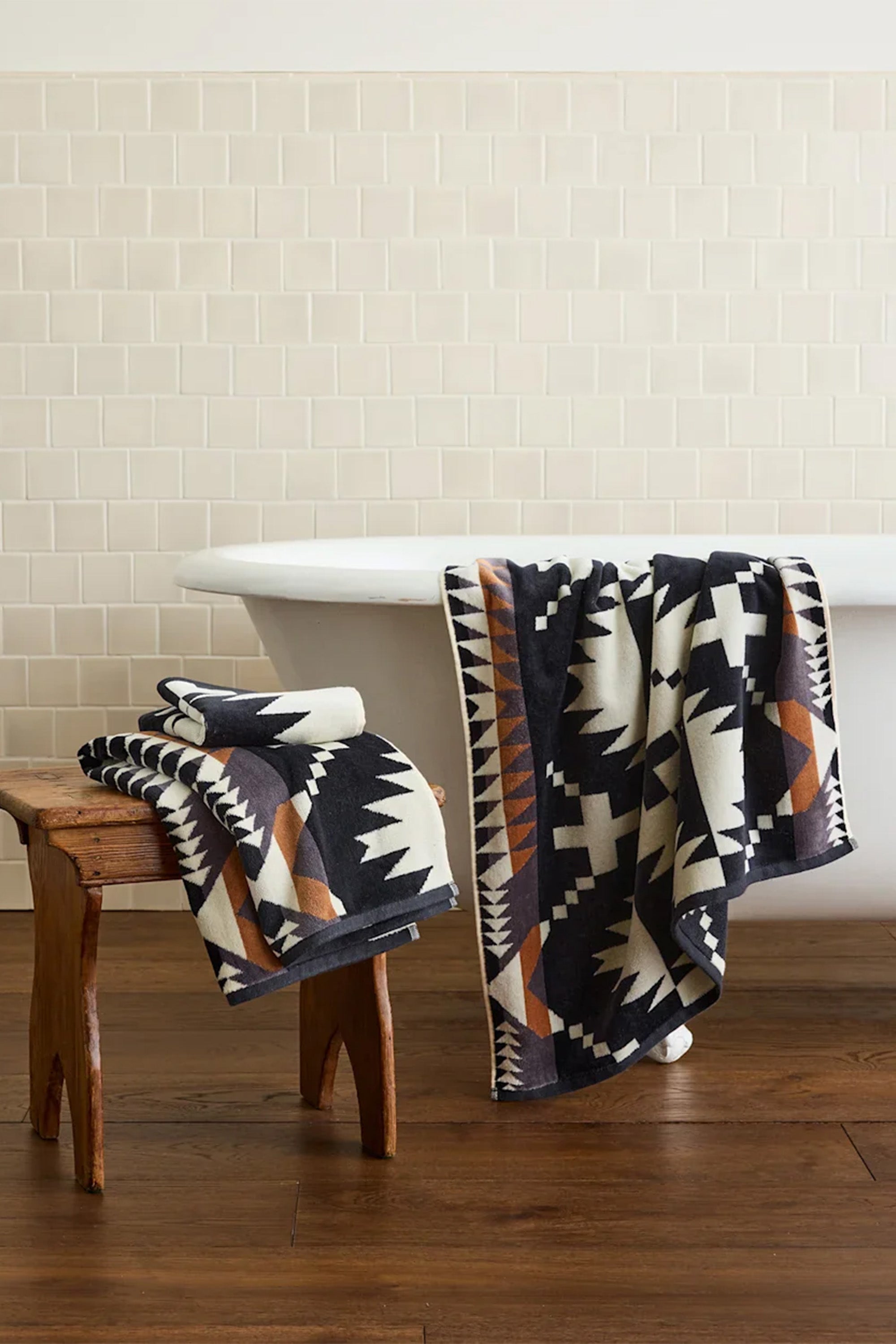 Jacquard Towel Collection Spider Rock Black / White
