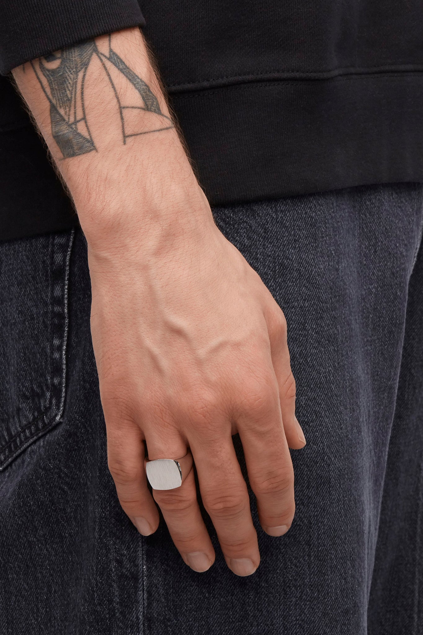 TOM WOOD Cushion Ring Satin (M) | HAVN